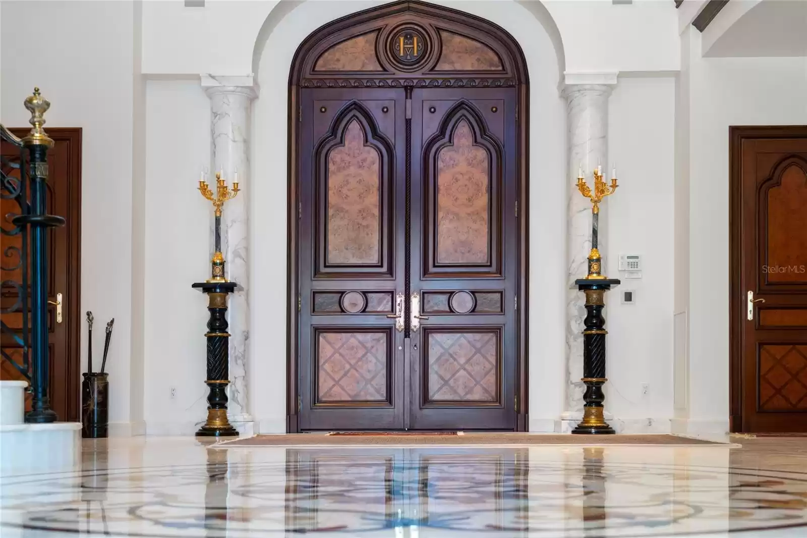 All doors are mahogany with African wood inlay and 24-karot gold doorknobs