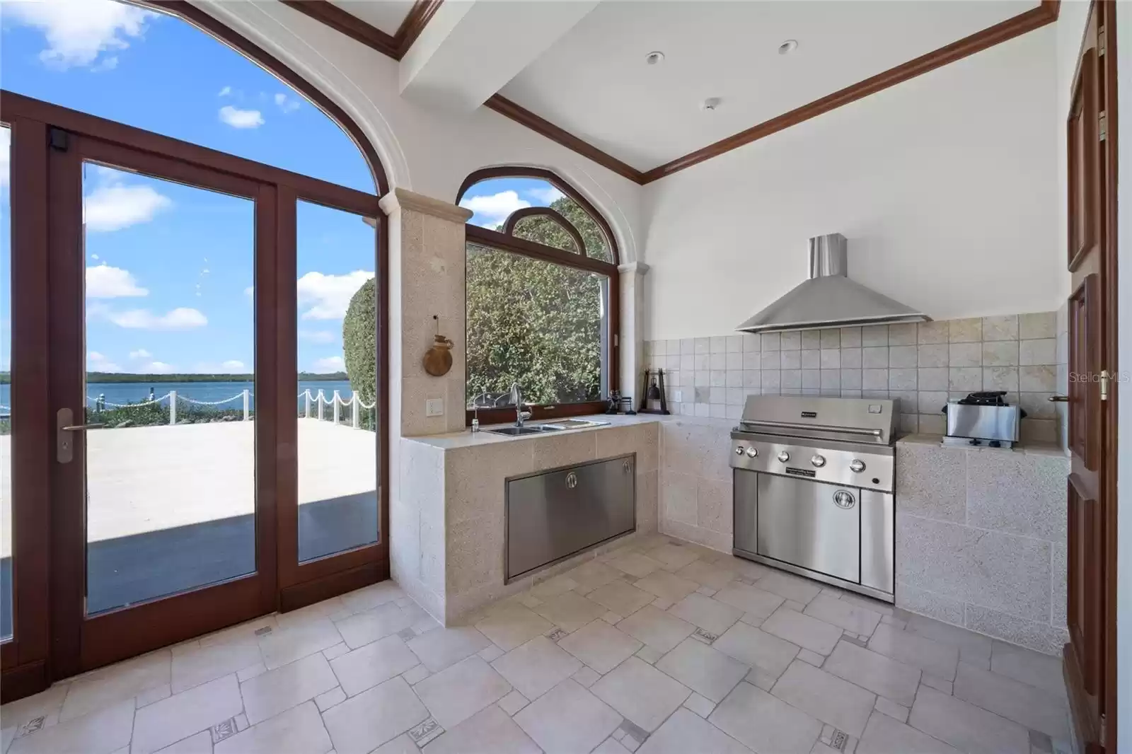 Indoor/Outdoor Kitchen, Perfect for entertaining