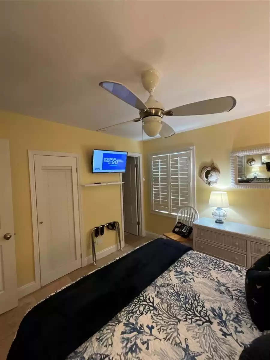 5164 BEACH DRIVE, ST PETERSBURG, Florida 33705, 1 Bedroom Bedrooms, ,1 BathroomBathrooms,Residential Lease,For Rent,BEACH,MFRU8109994