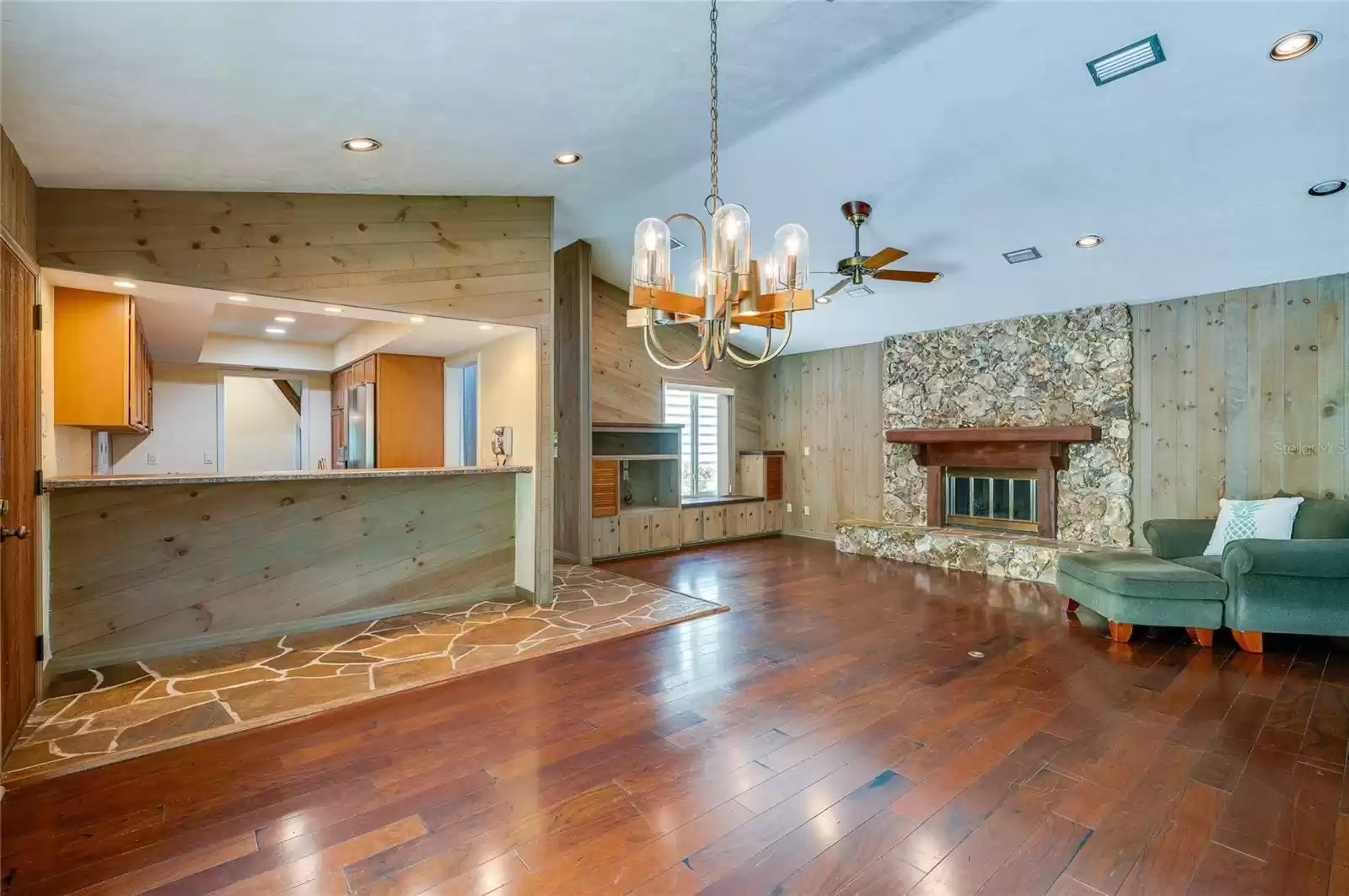 Dining area to kitchen