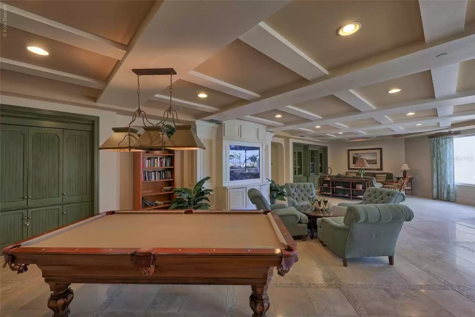 Common Area Pool Table and Lounge