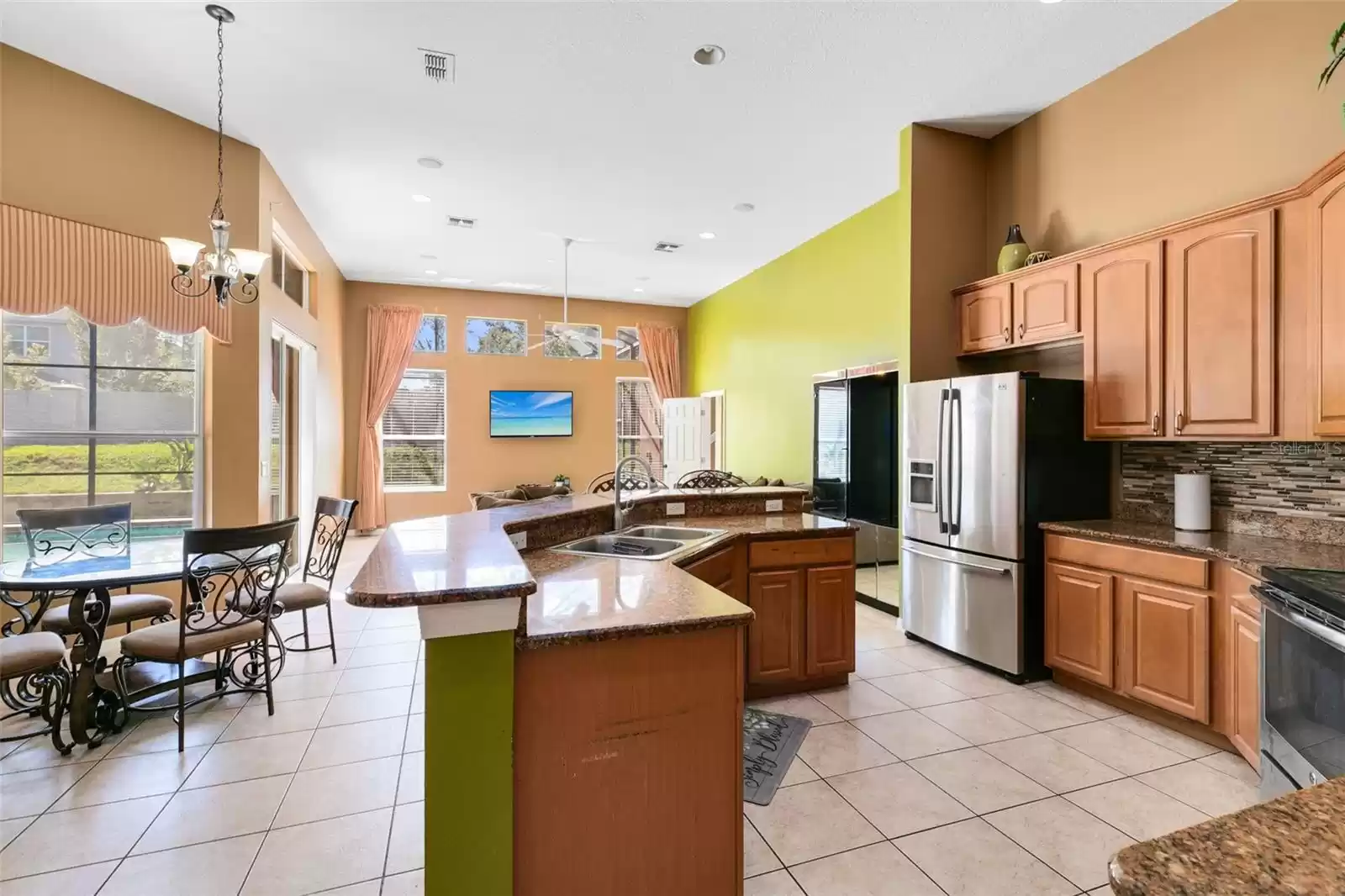 Kitchen, Eat In Nook, and Family Room