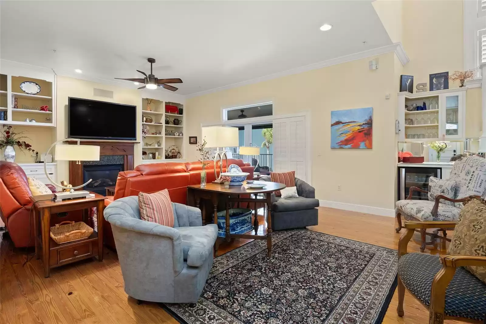 Livingroom with gas fireplace and balcony