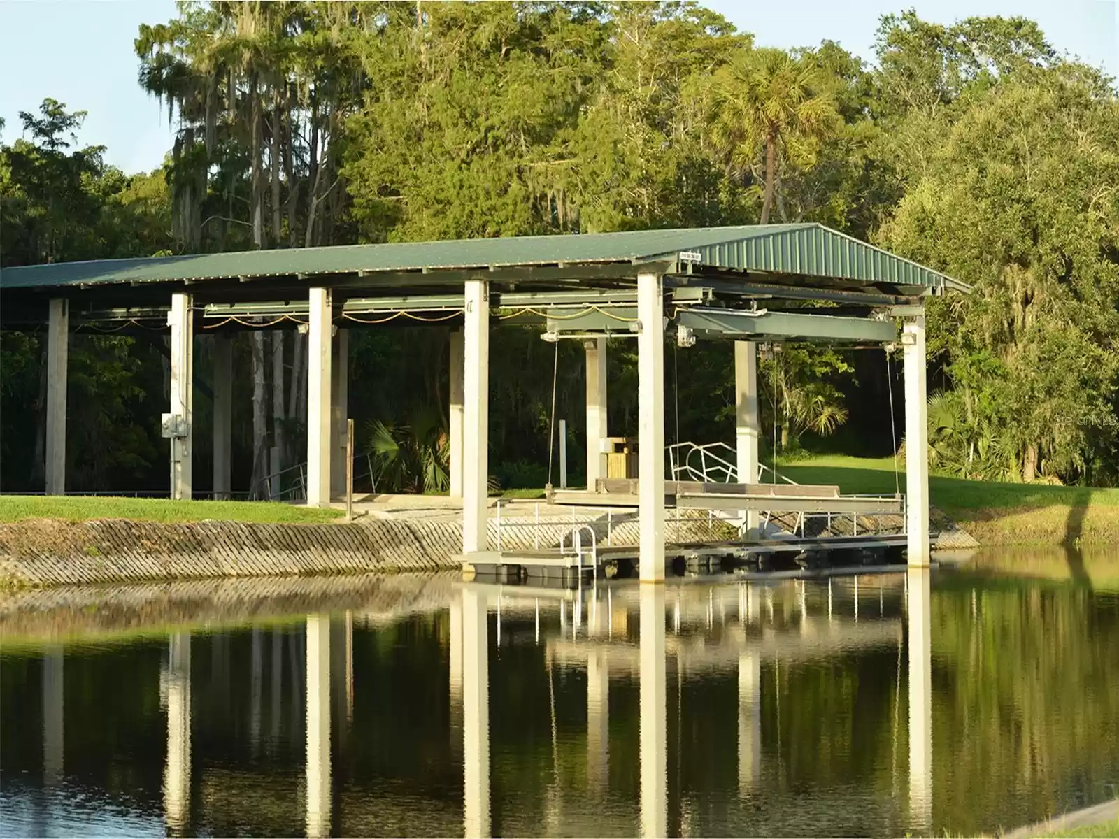 The Oaks optional boat lift