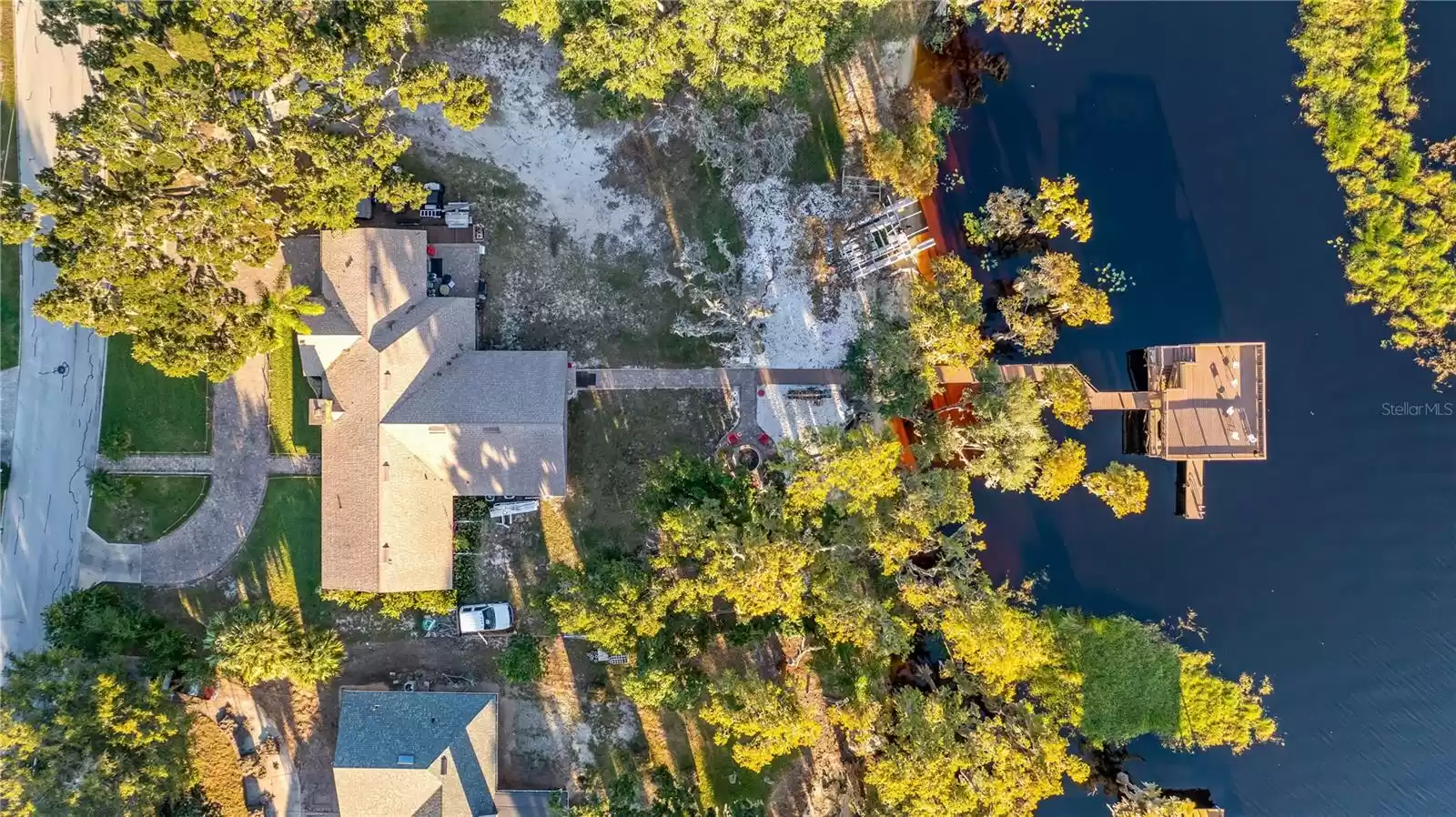 Aerial view of 1241 W. Lakeshore Dr