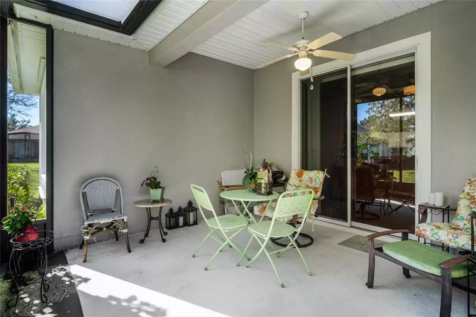 Screen enclosed covered patio w/ ceiling fan