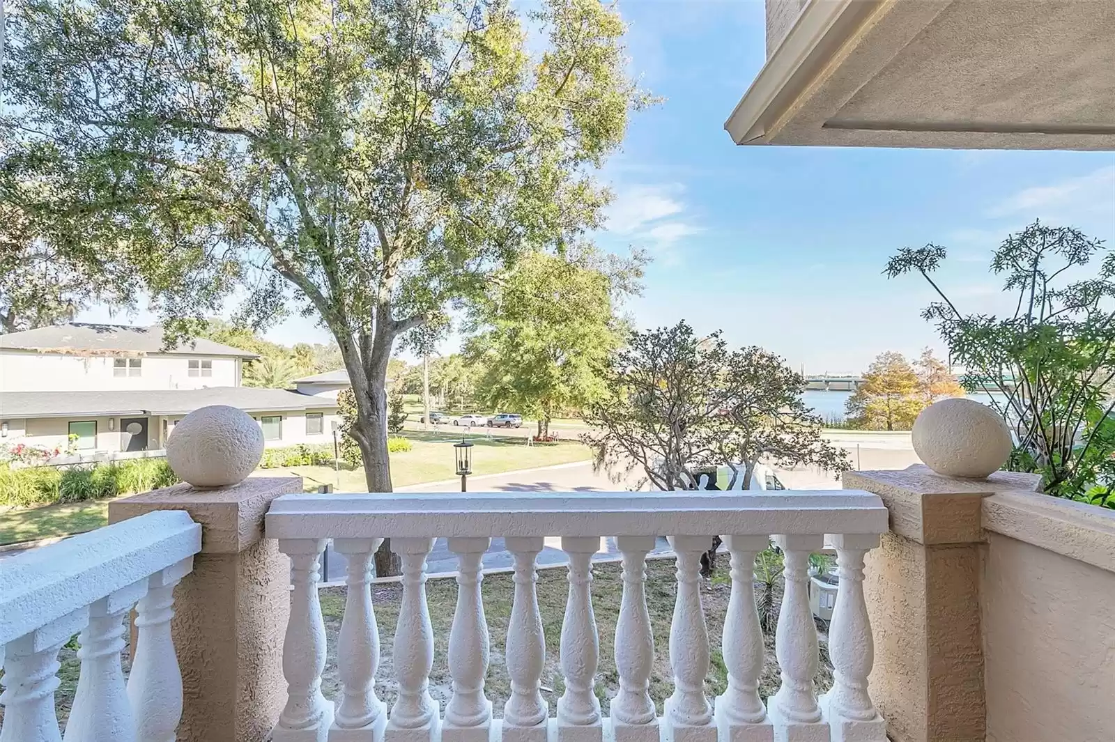 balconies with views to lake