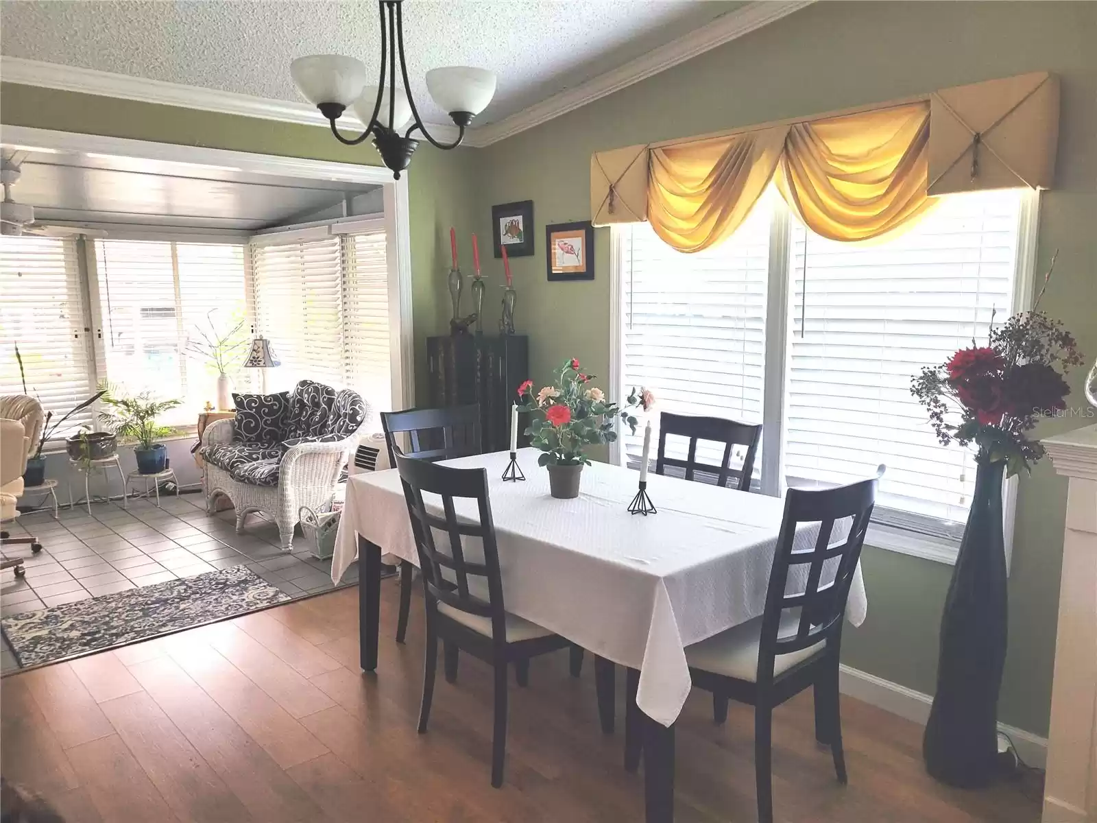 Dining room (entry to the Florida room).