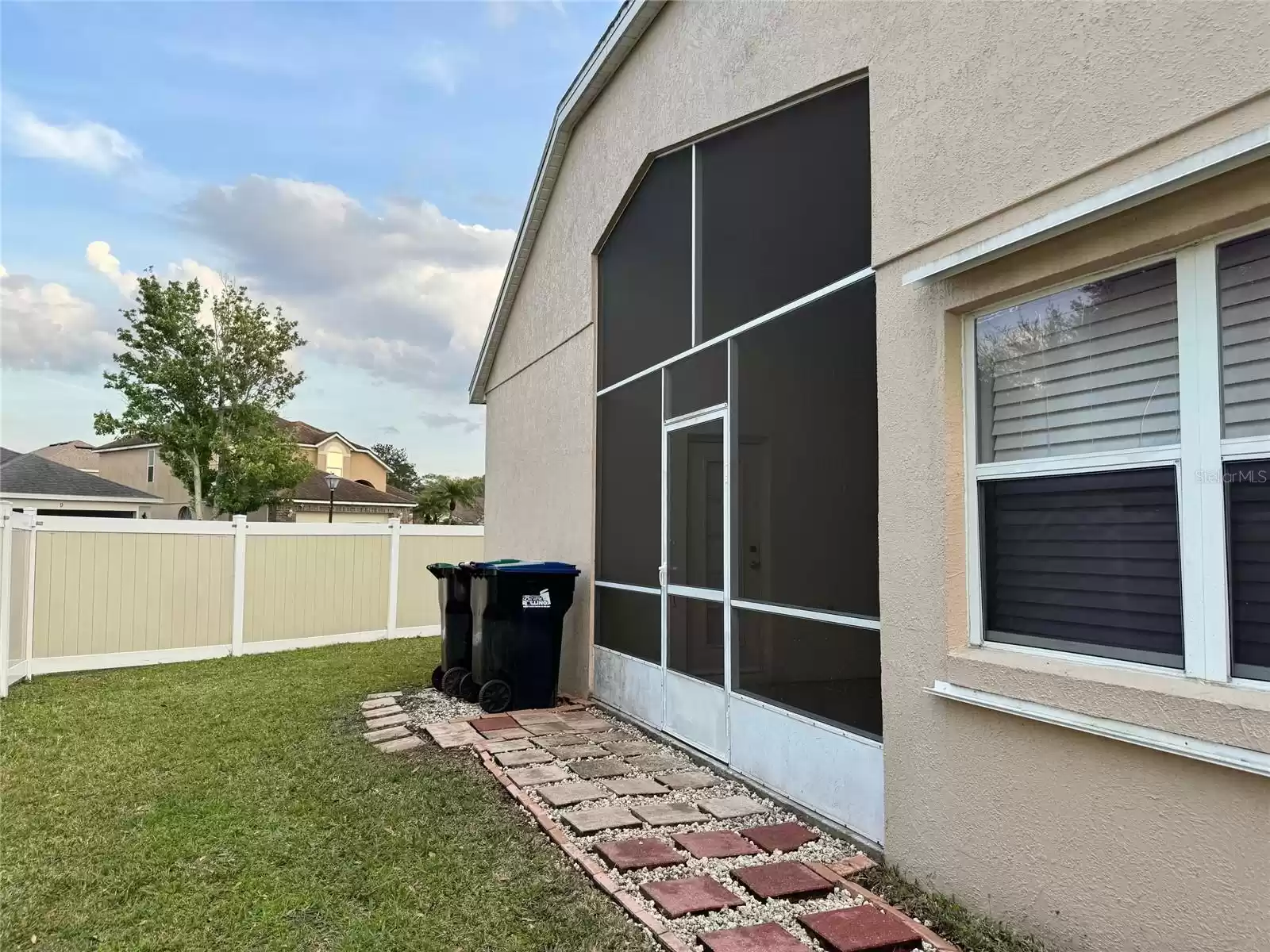 Note manicured yard, and nice PVC Fence too