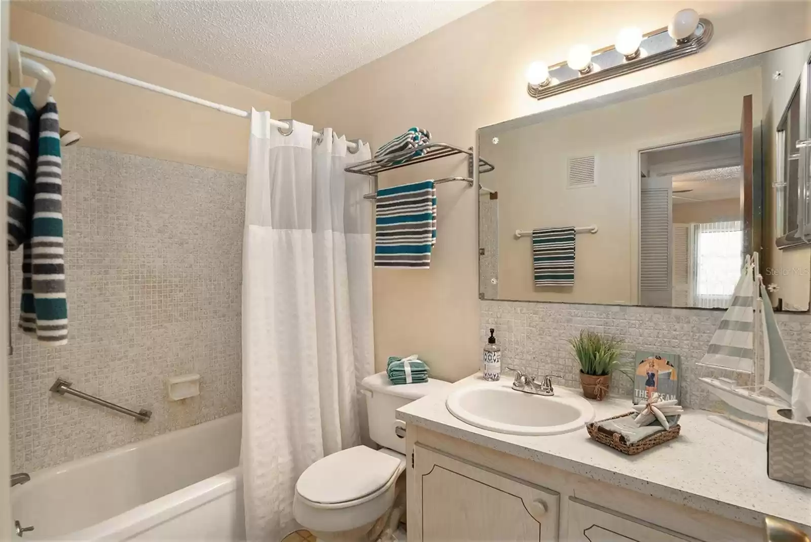 Large full bath has everything you need!