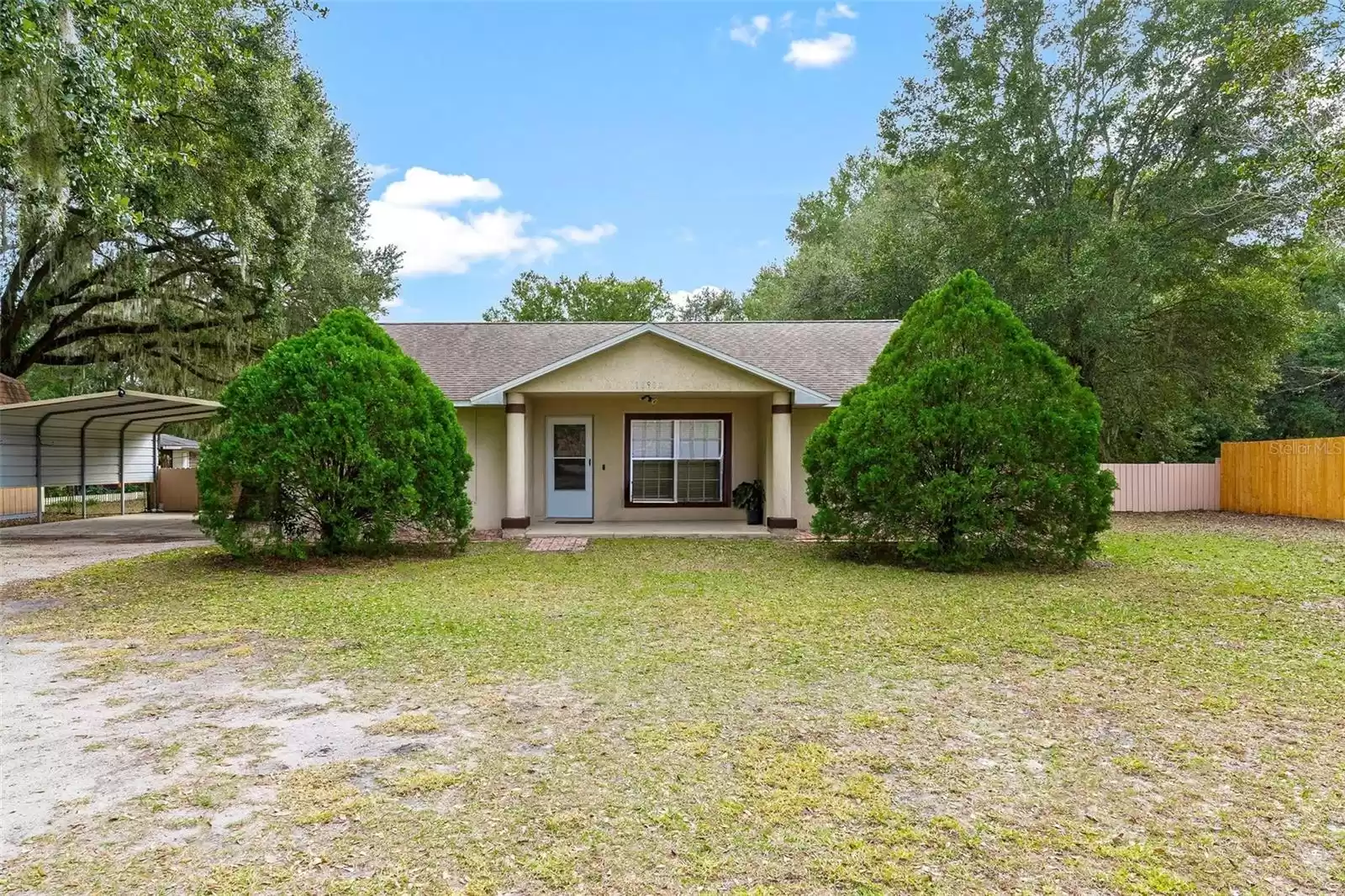 Pleasant setting on private Lake Minneola