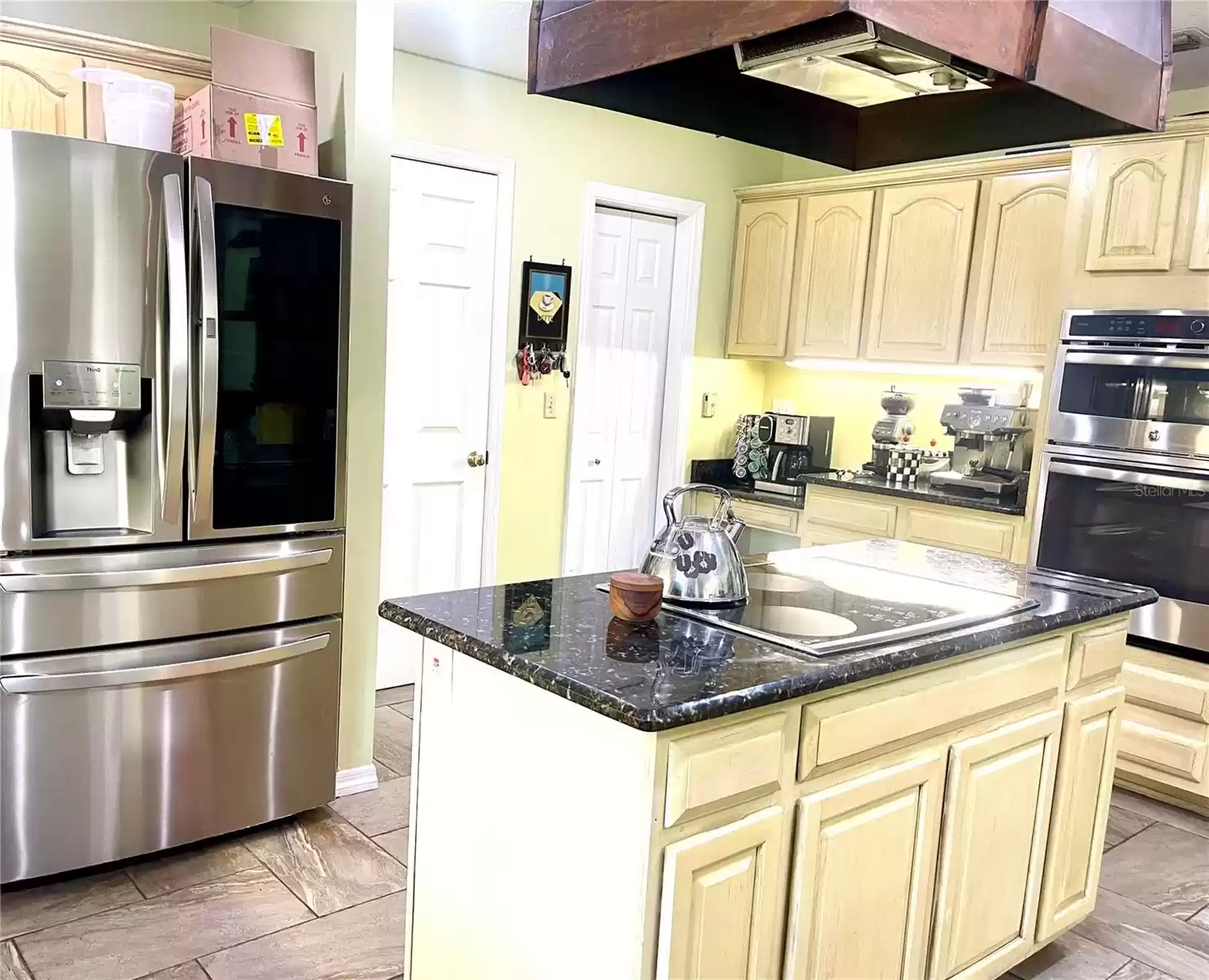 Kitchen Island with flatstove and range