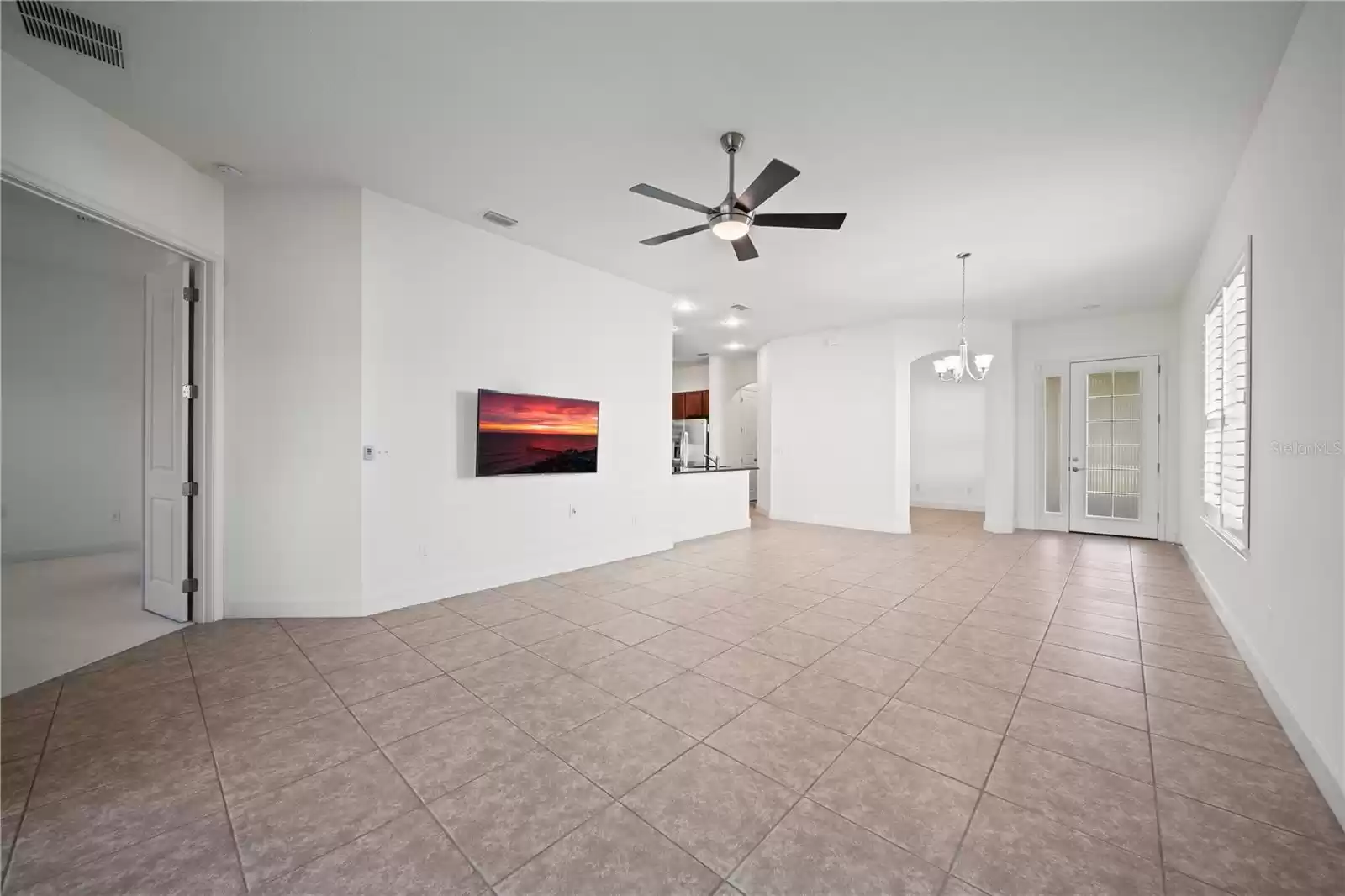 FAMILY/DINING ROOM