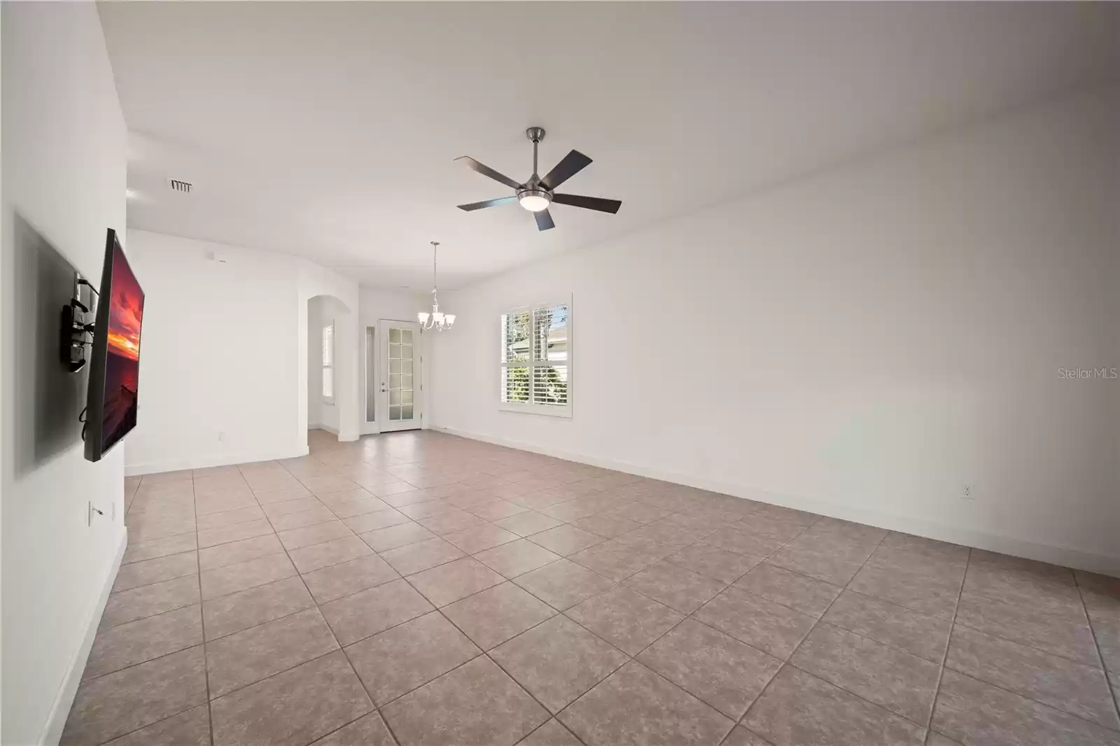 FAMILY/DINING ROOM