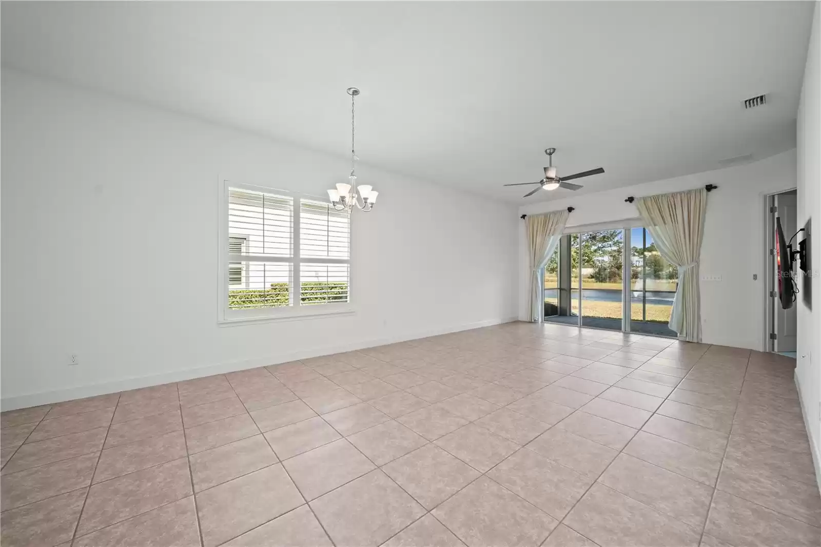 FAMILY/DINING ROOM