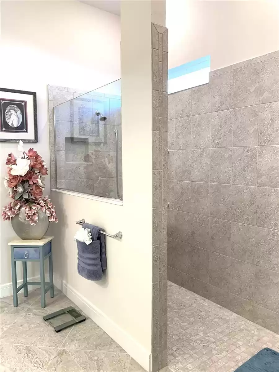 Primary FLOAT-IN Shower