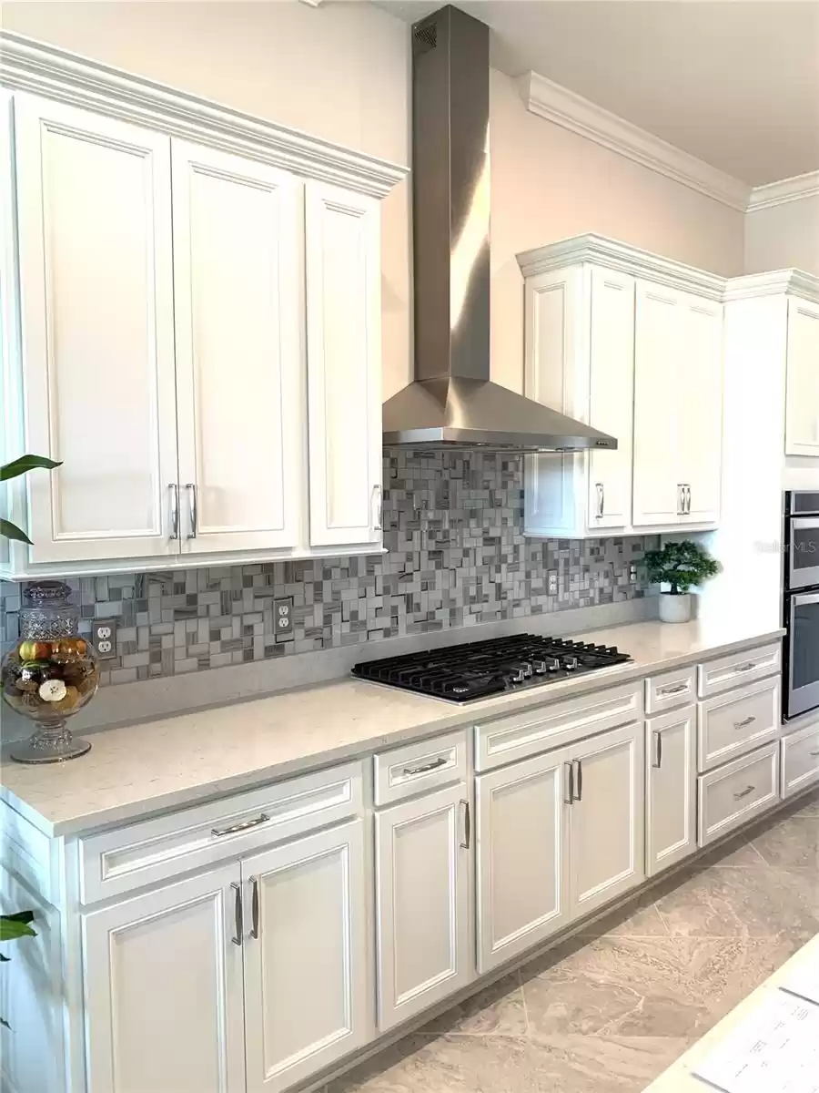 Kitchen with tiled backsplash