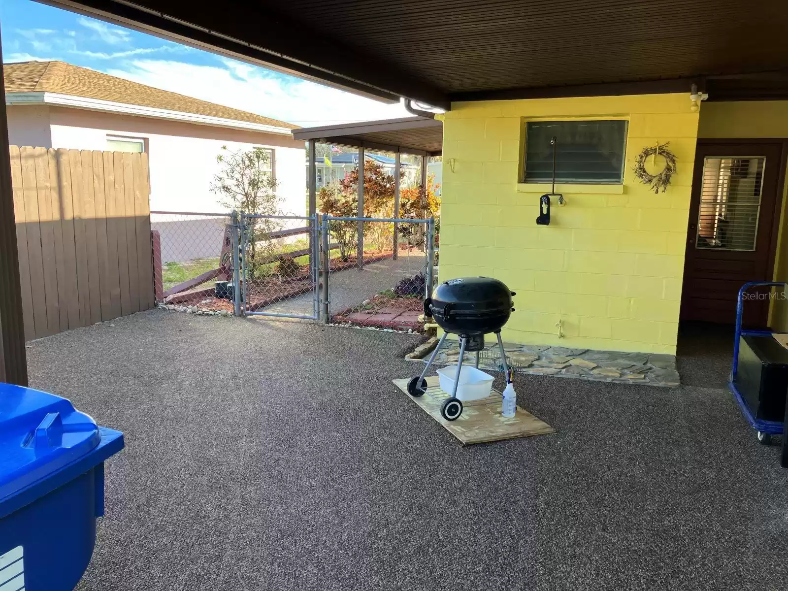 Covered porch- BBQ - outdoor shower area