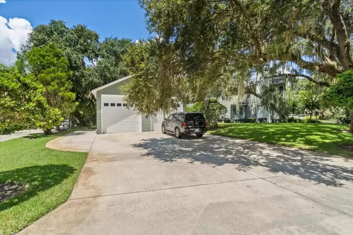 Detached Garage holds 6 cars with lift or Boat