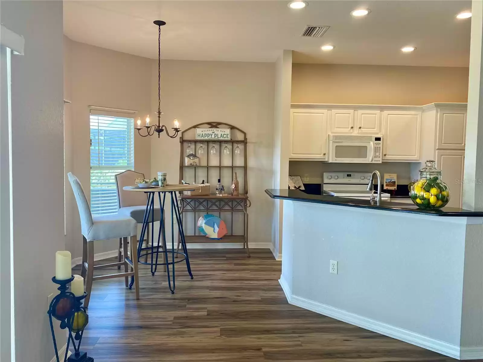 Kitchen nook with breakfast bar