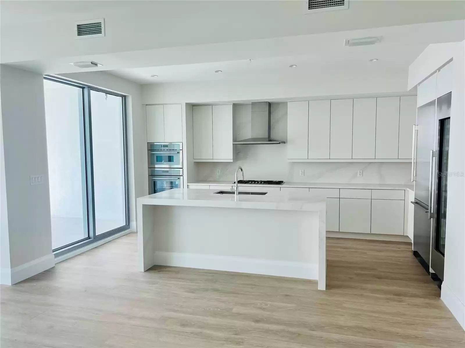 Kitchen with upgraded island, quartz and backsplash