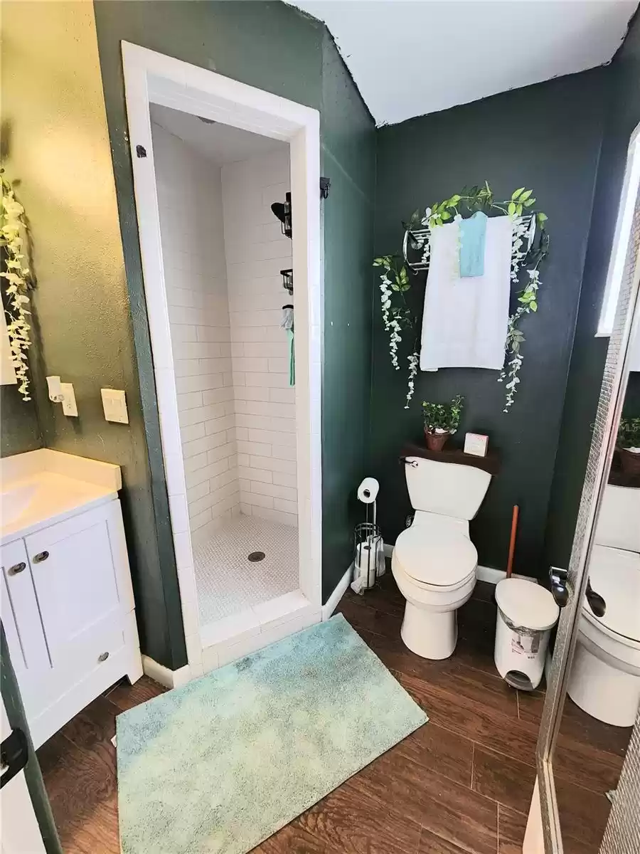 In-suite bathroom w/shower