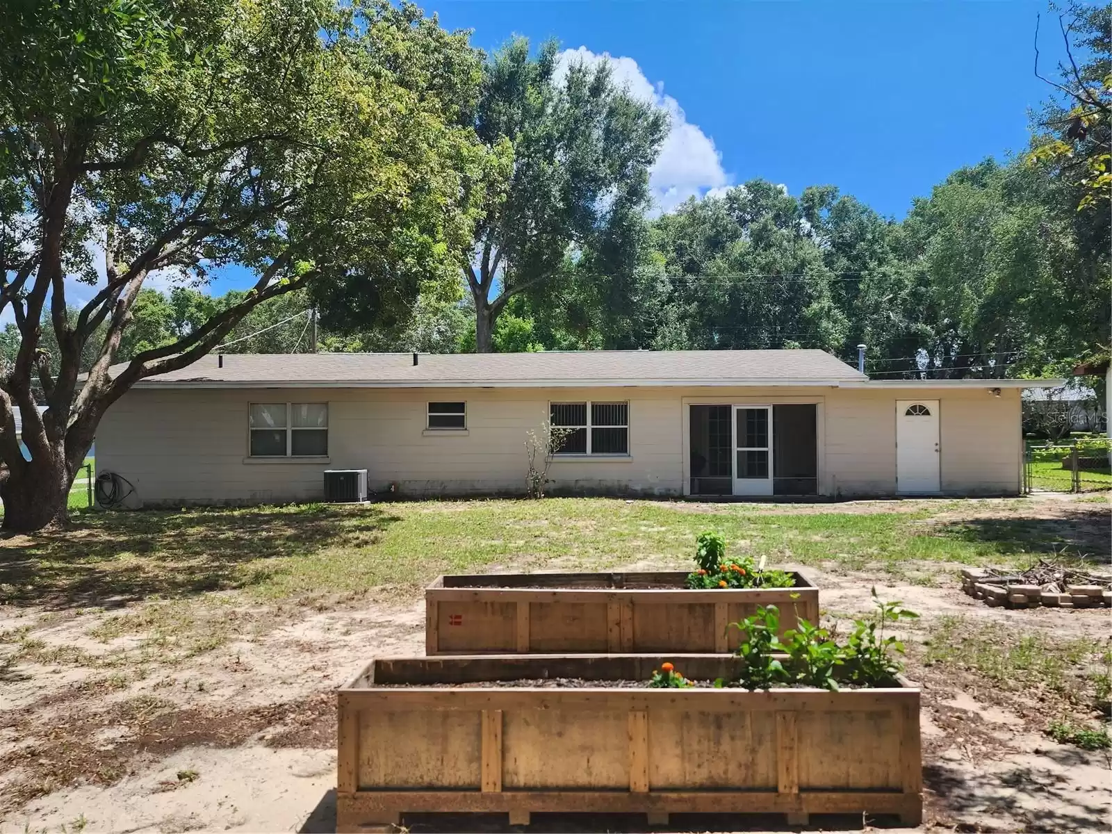 Over-sized backyard for you to garden!