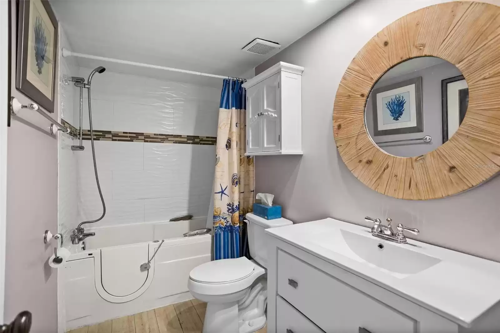 Guest bathroom w/walk in jet tub