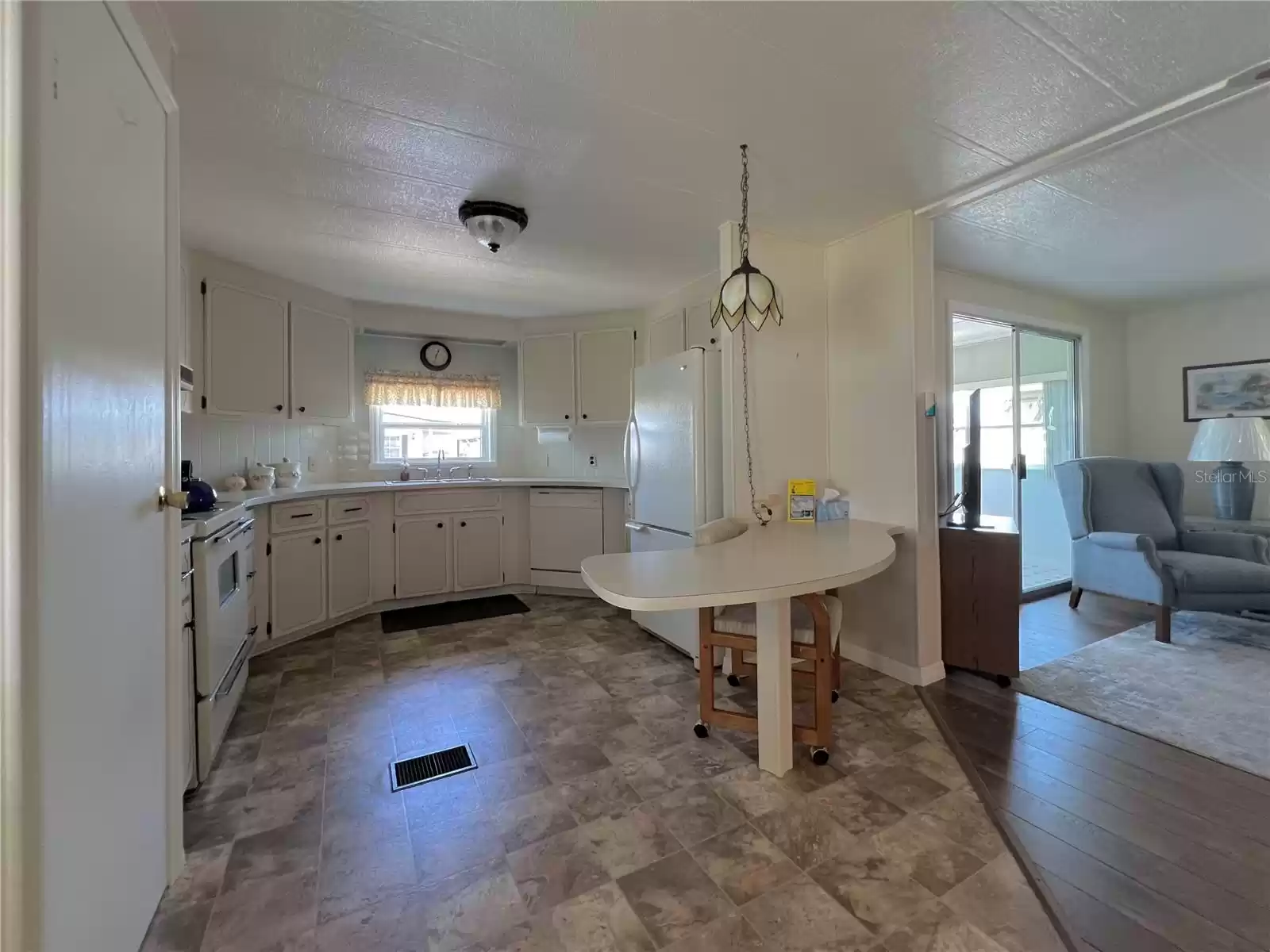 Rounded kitchen with loads of counter space