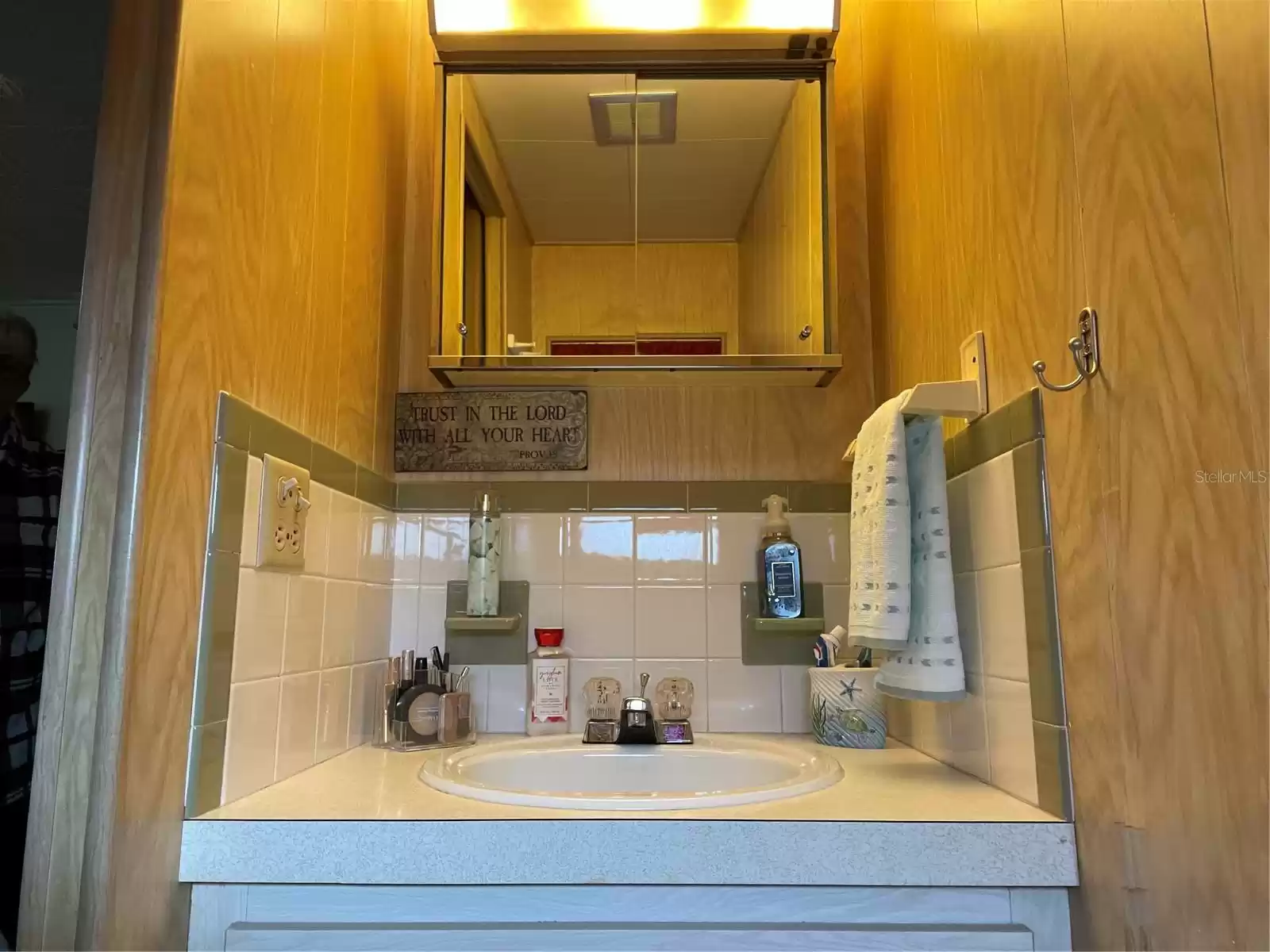 Half bath ensuite in primary bedroom