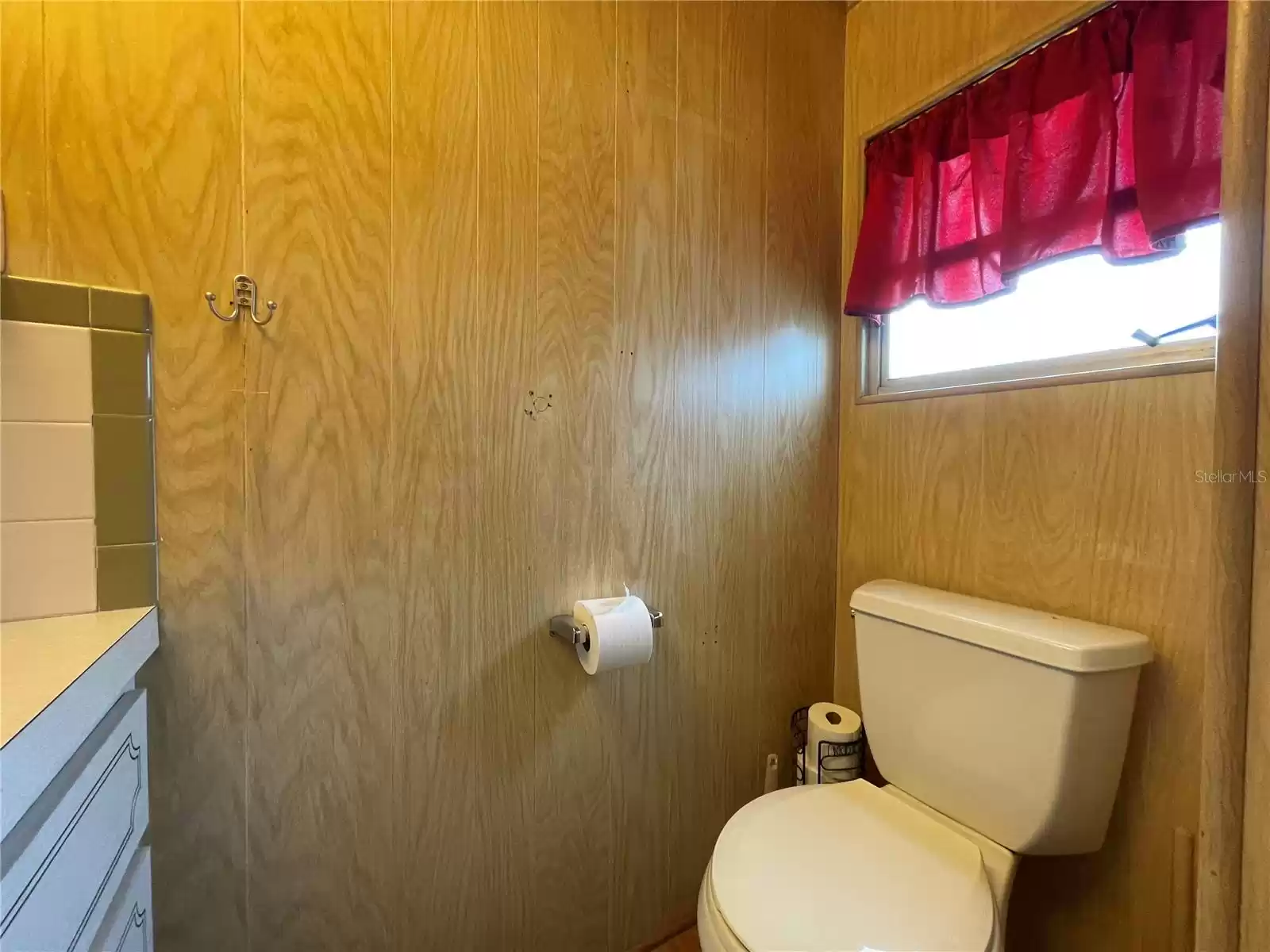 Half bath ensuite in primary bedroom