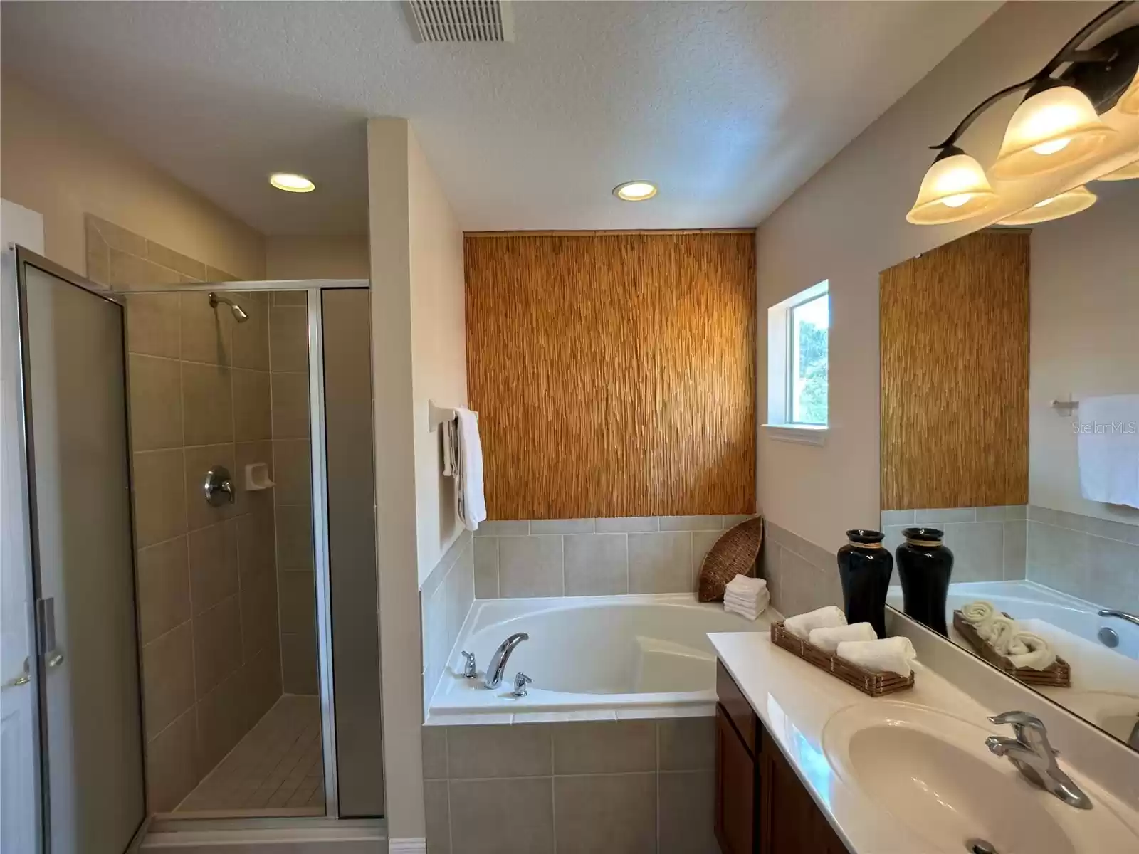 Full bathroom - Elegant Privacy