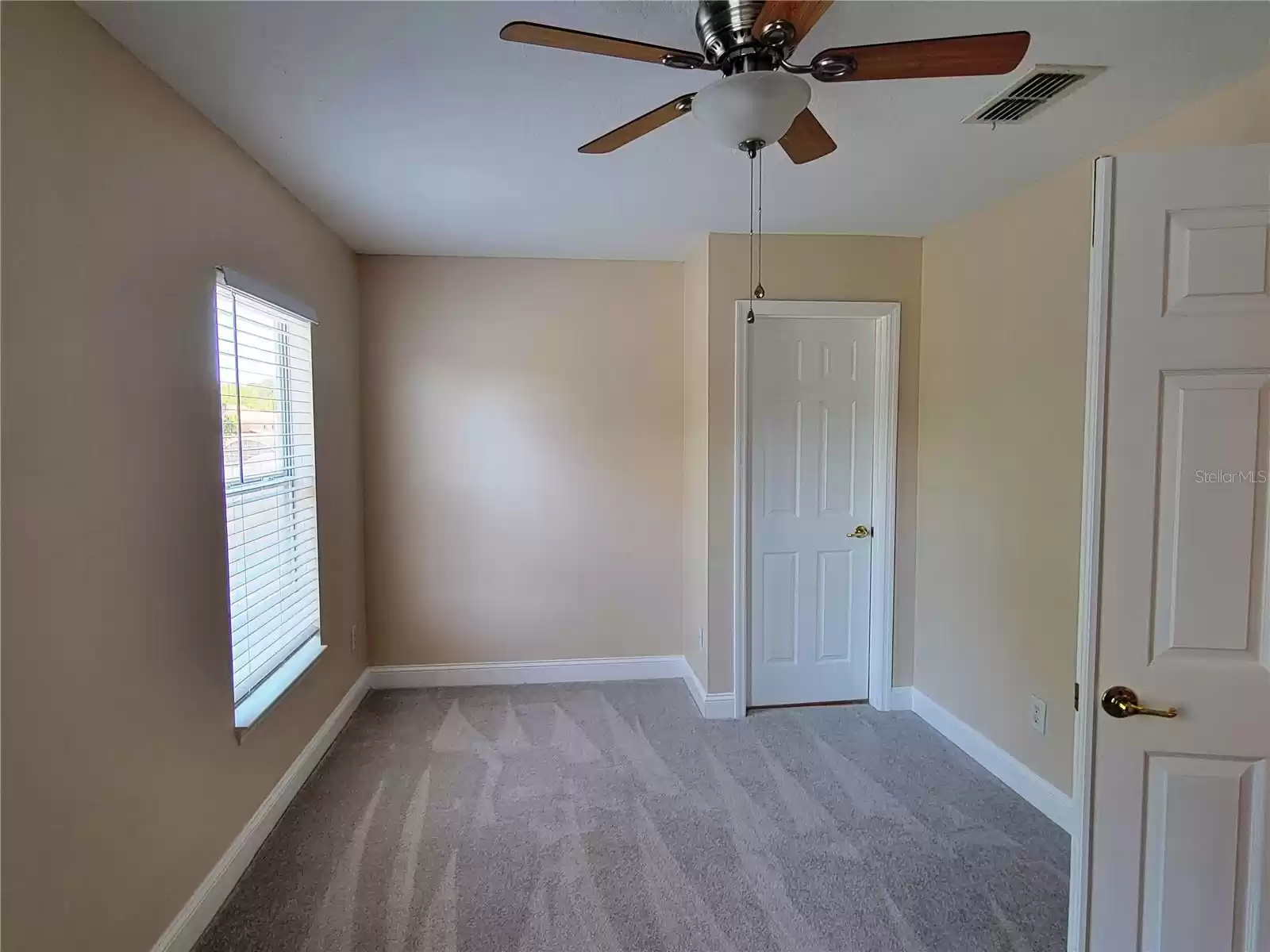 Bonus room - New carpet and paint!