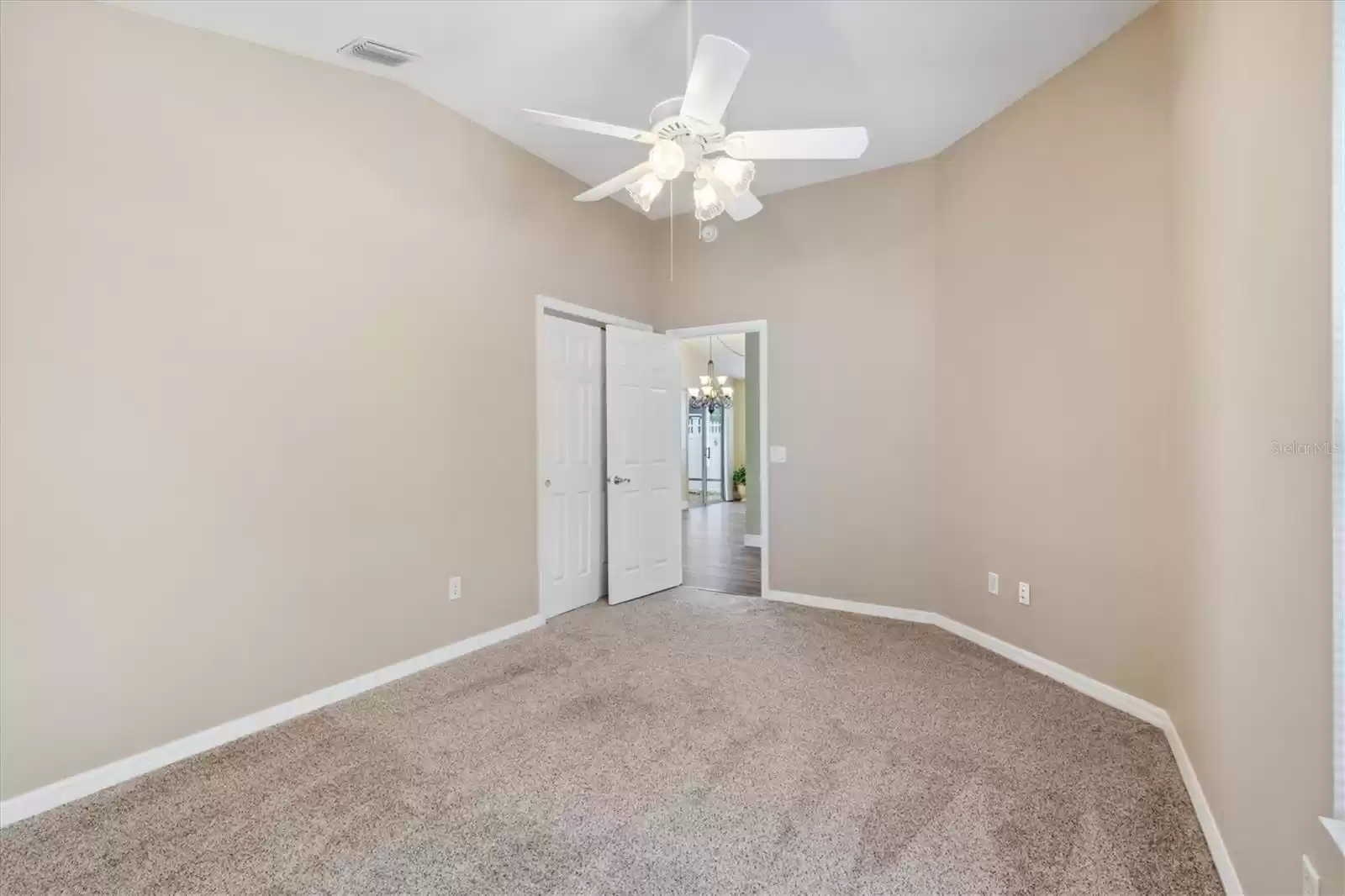 GUEST BEDROOM 2 WITH BEAUTIFUL CARPET