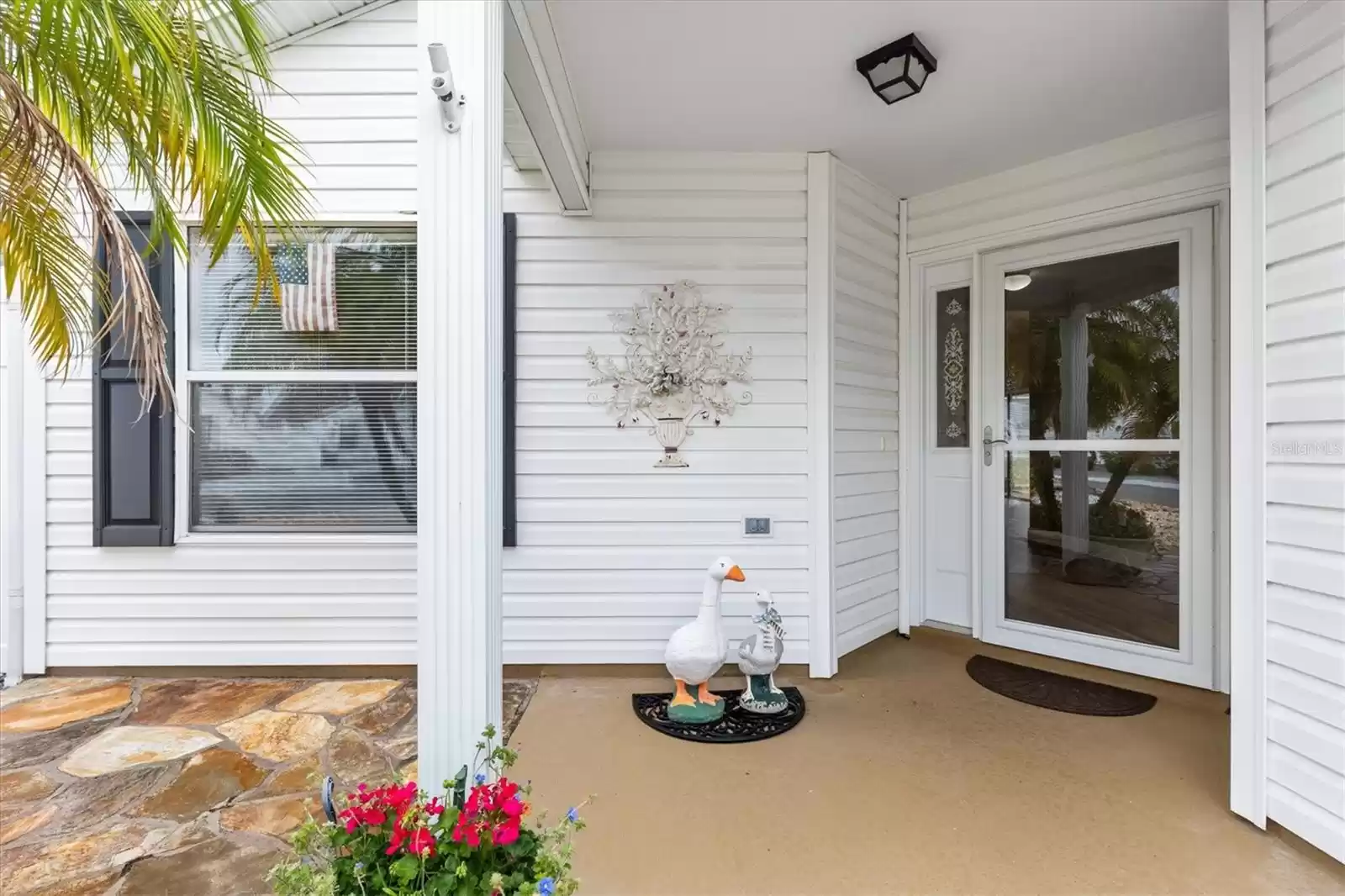 BEAUTIFUL FRONT ENTRANCE WITH ROOM FOR BISTRO SET