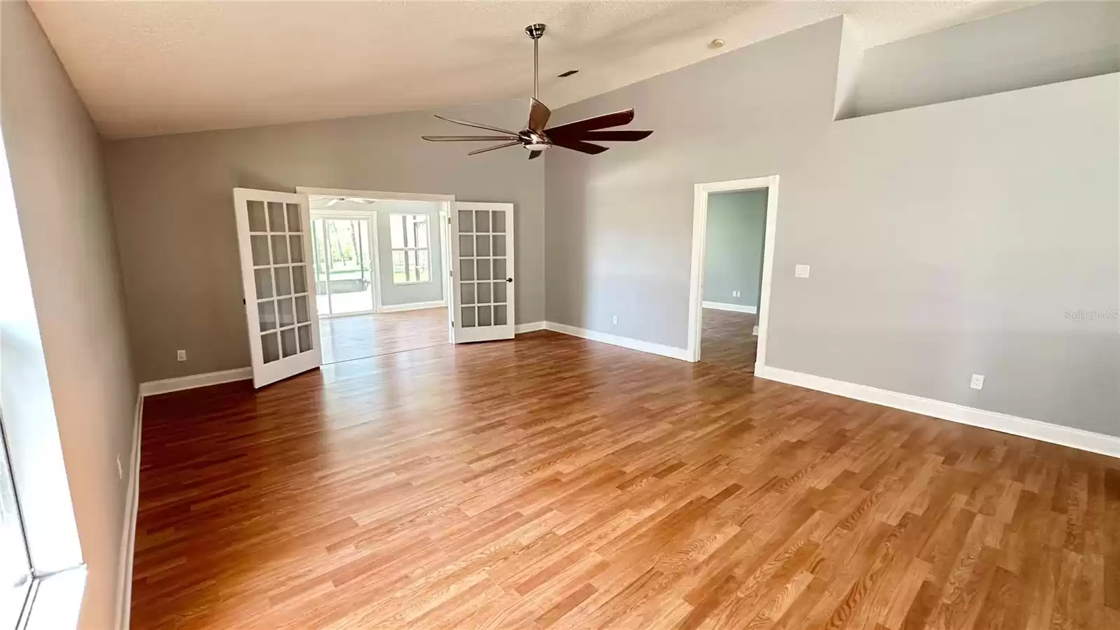 Large Livingroom with Vaulted Ceiling!