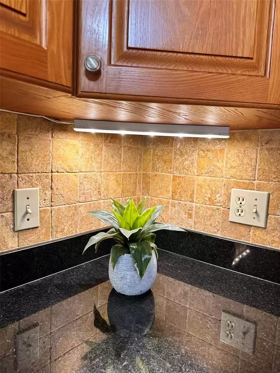 travertino Backsplash/under the counter lighting