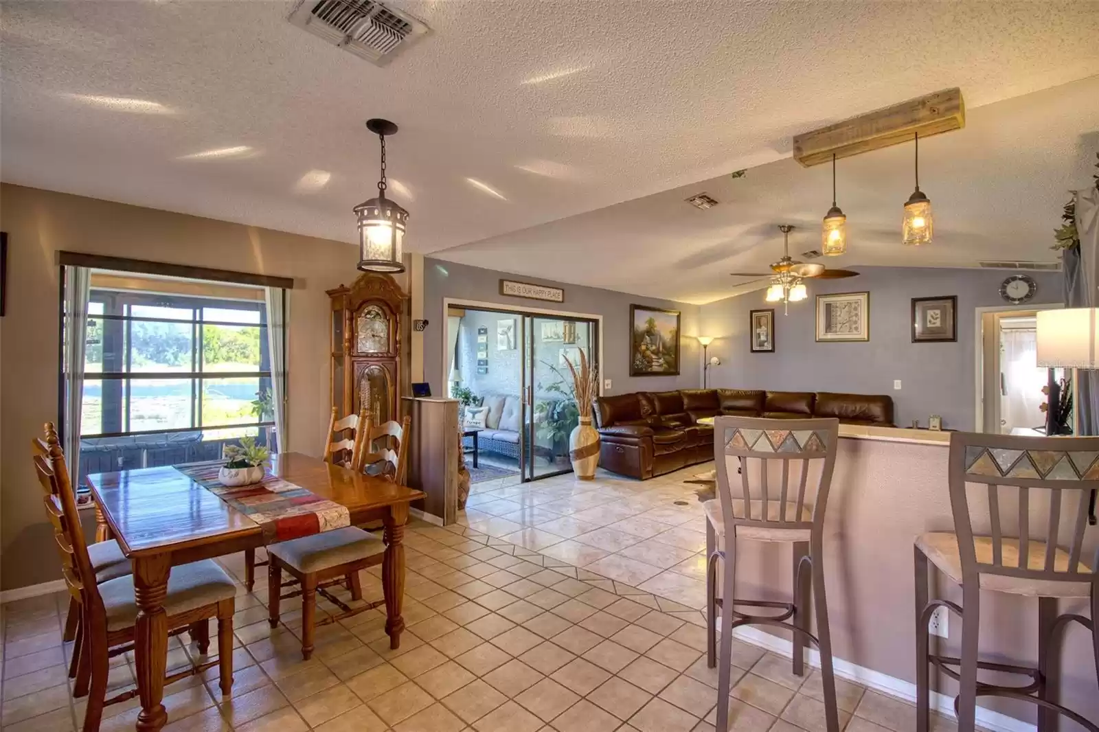 Dining room & breakfast bar