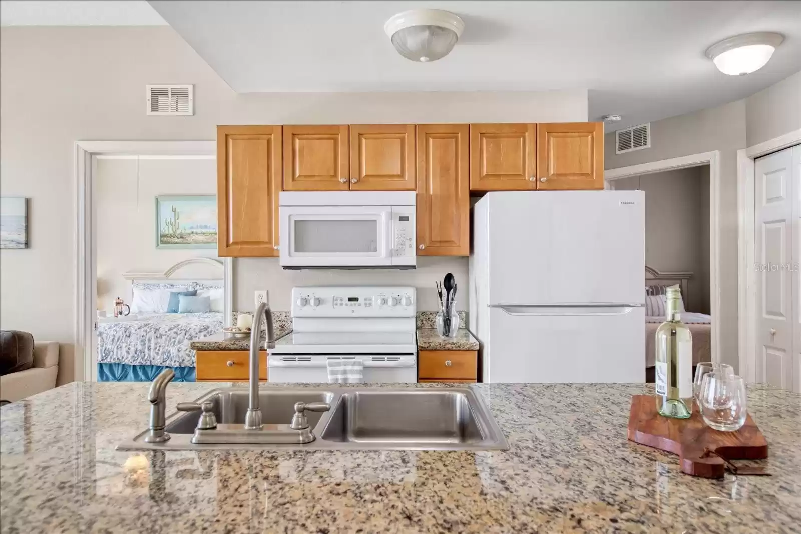 Light and Bright appliances and lots of cabinet storage.