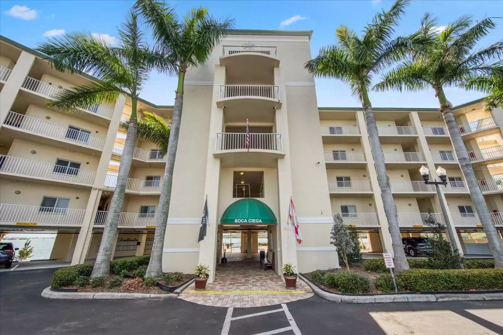 Well maintained condo building-even has elevators!