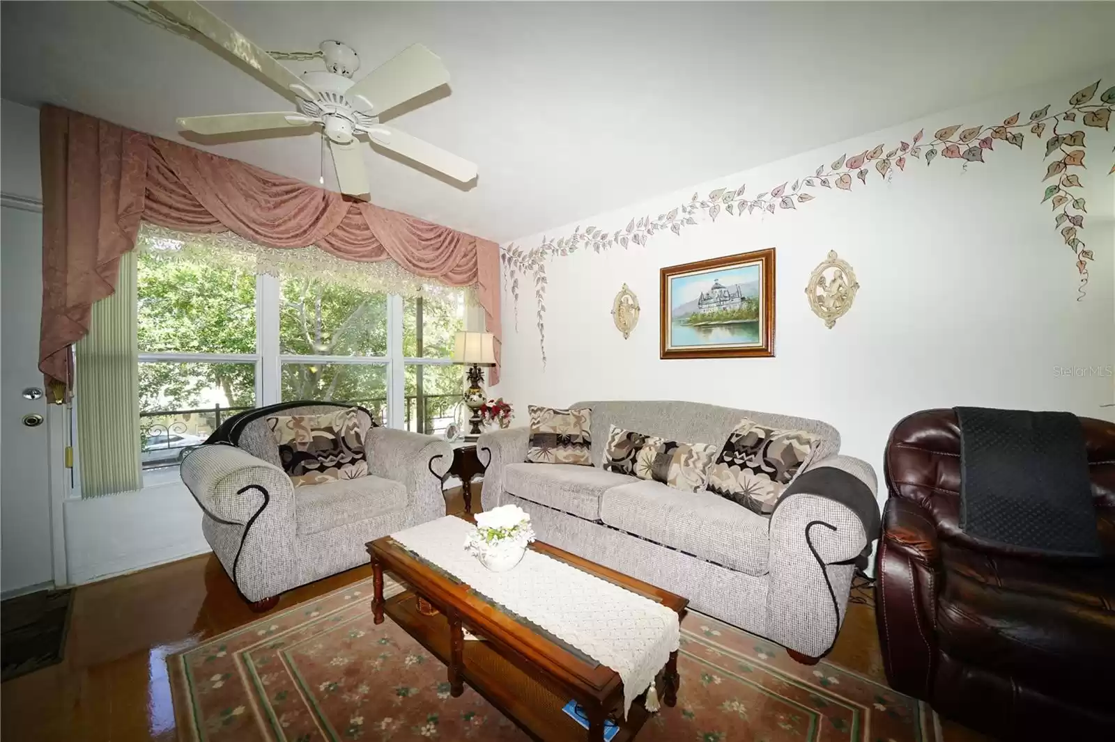 Living room with furniture that can remain.