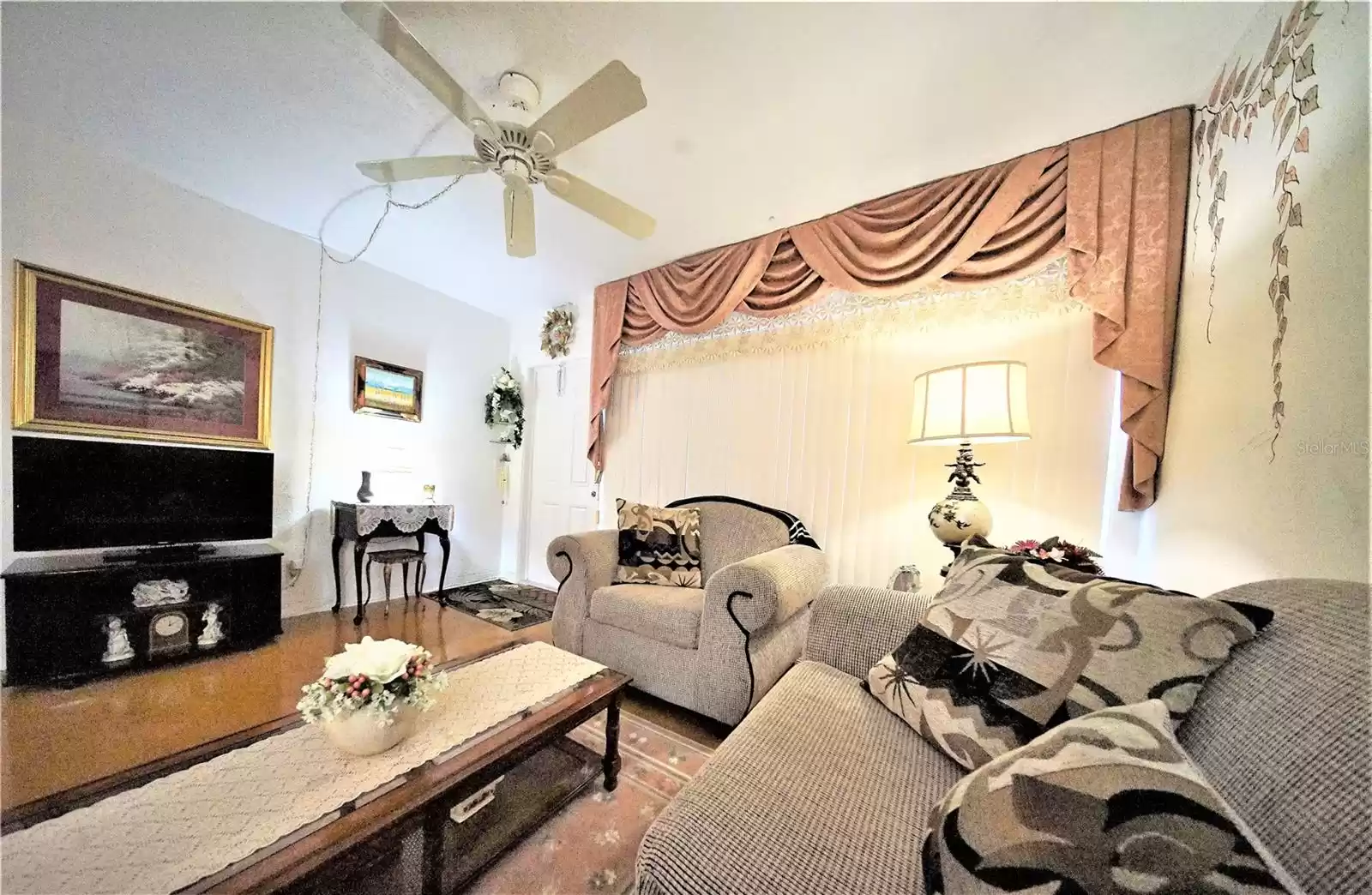 Living room fully furnished with furniture that can convey.