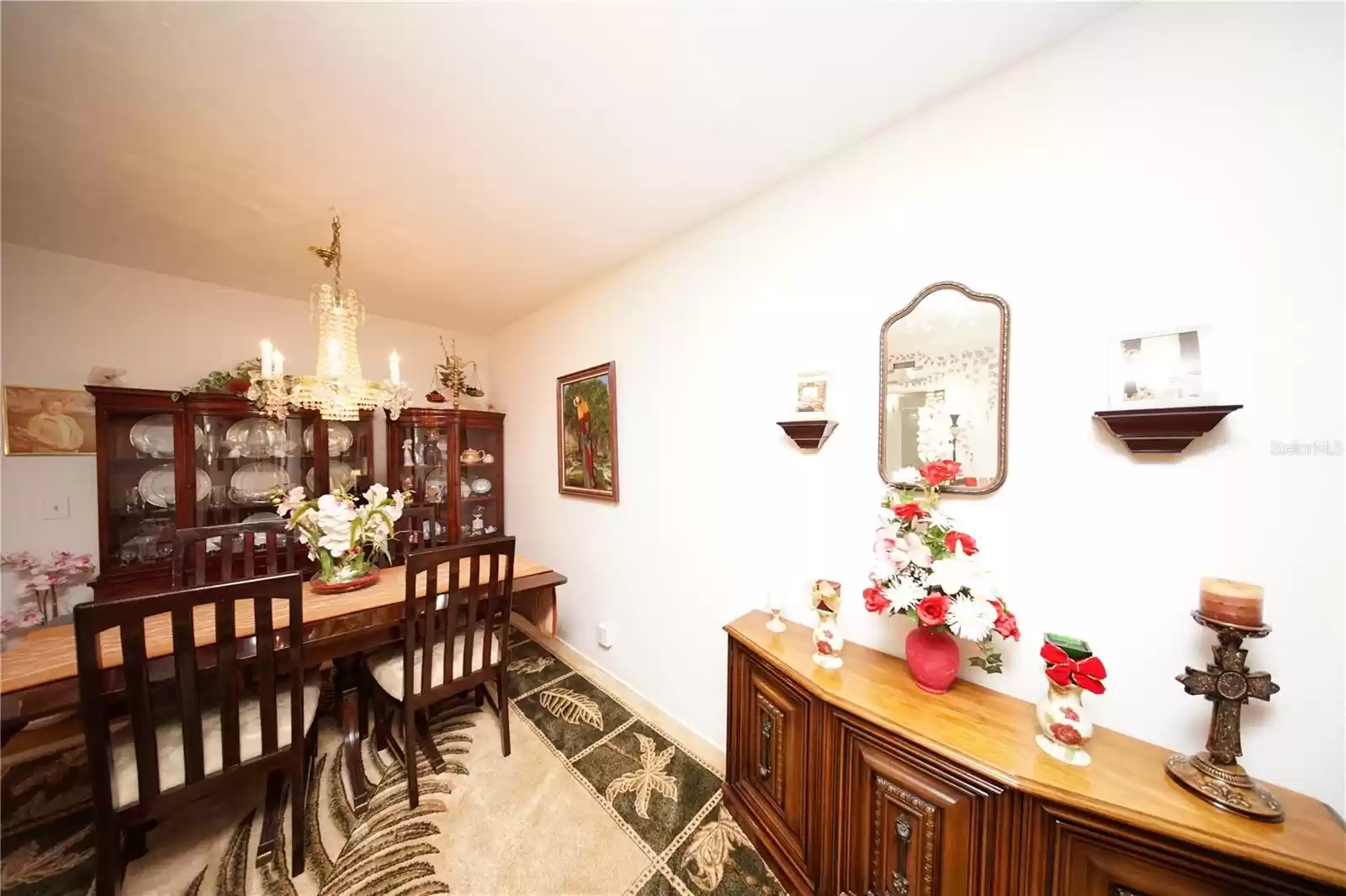 Dinette area with beautiful Chandelier