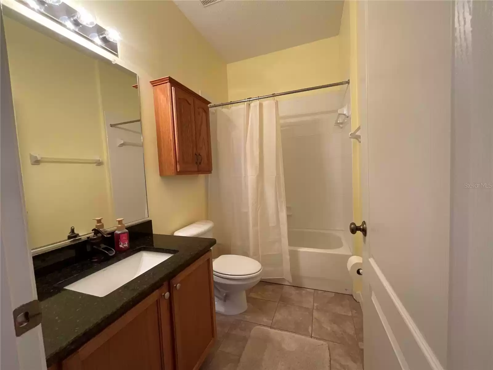 Guest bathroom with bathtub/shower