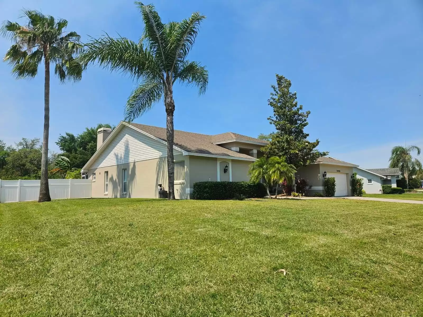 1920 FARRINGTON DRIVE, LAKELAND, Florida 33809, 4 Bedrooms Bedrooms, ,3 BathroomsBathrooms,Residential,For Sale,FARRINGTON,MFRL4944293