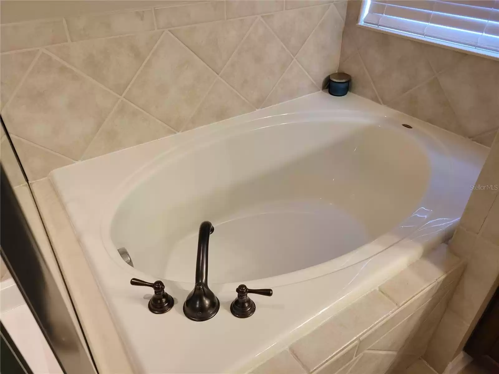 Primary bath tub