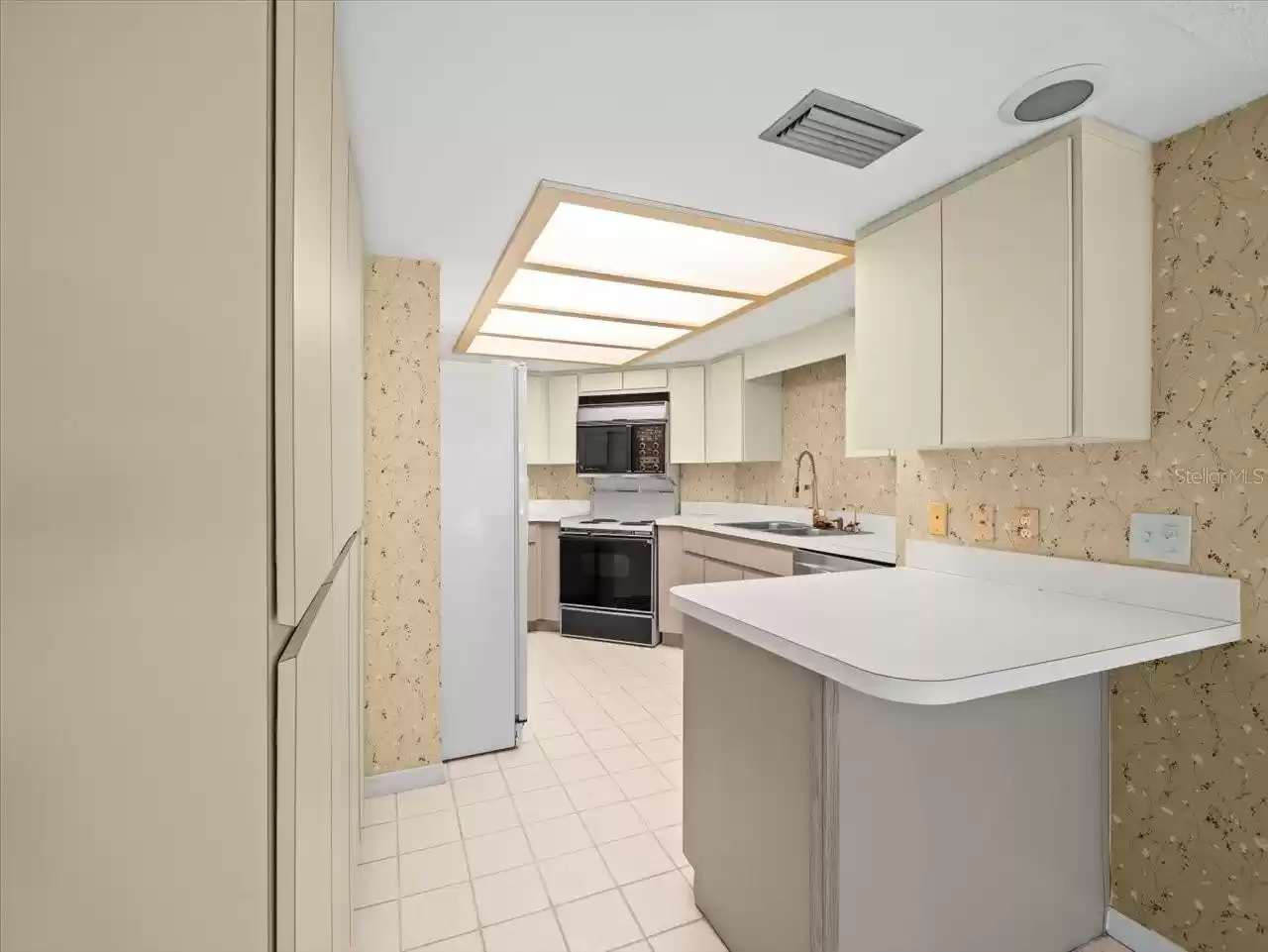 14820 RUE DE BAYONNE, CLEARWATER, Florida 33762, 3 Bedrooms Bedrooms, ,2 BathroomsBathrooms,Residential,For Sale,RUE DE BAYONNE,0,MFRU8240917