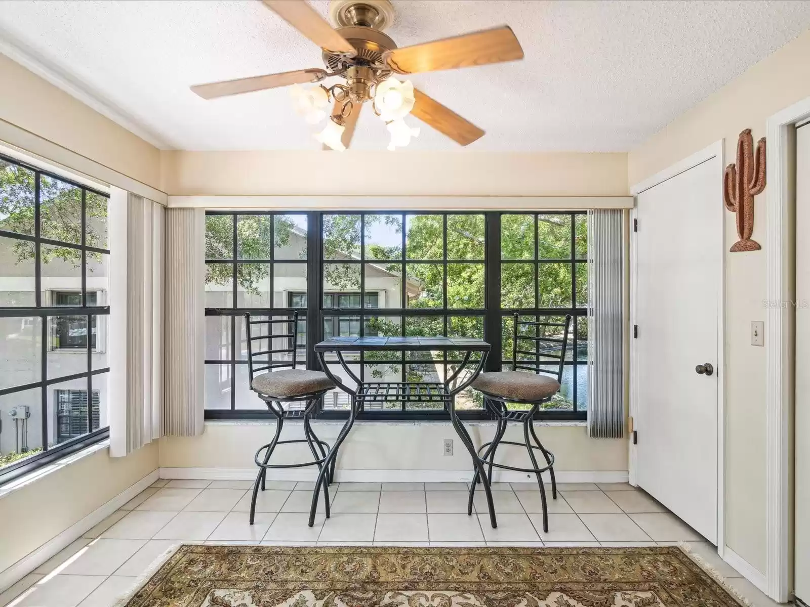 Florida sun/bonus room with lots of windows