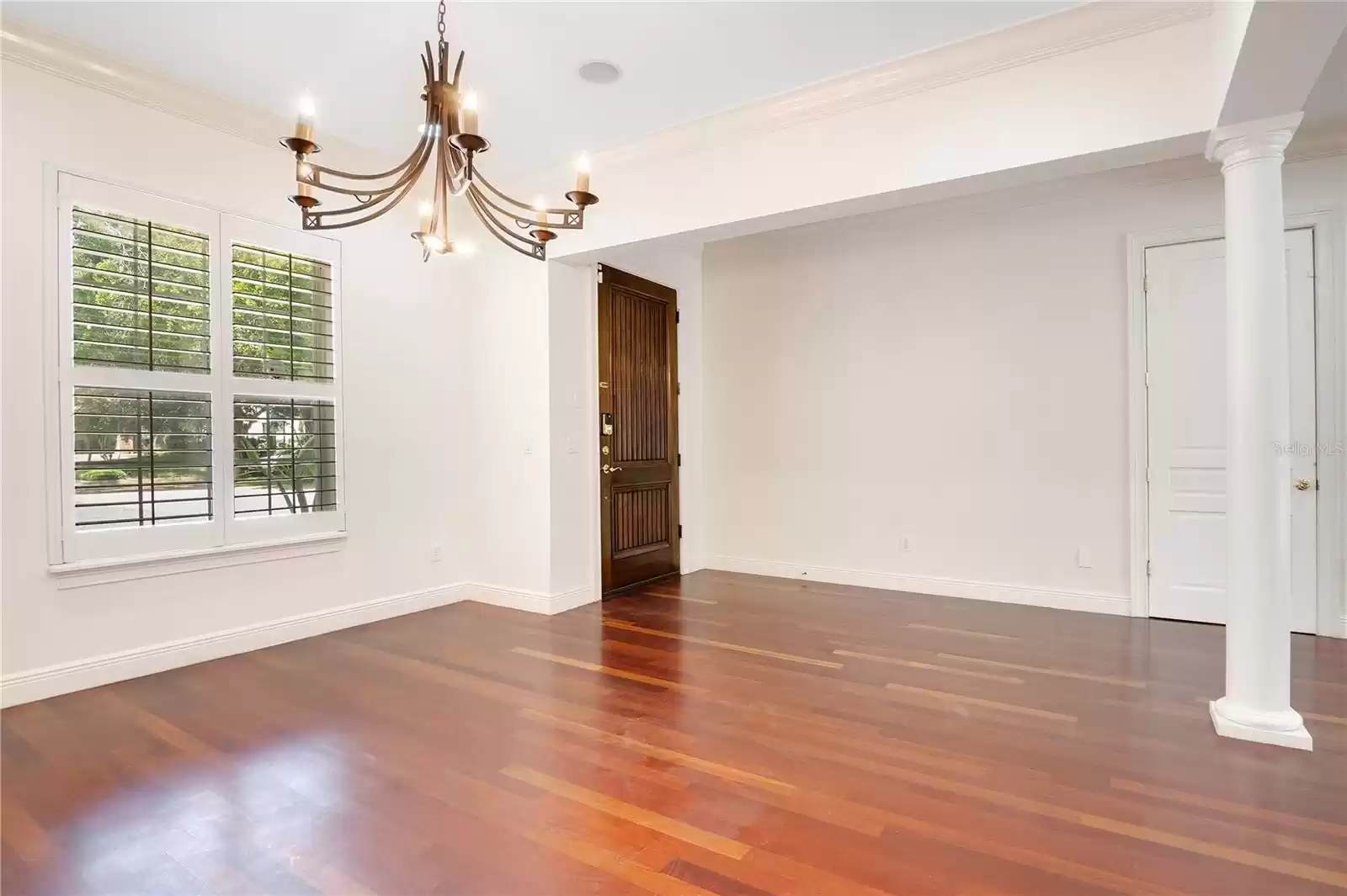 Dining room off of entry.