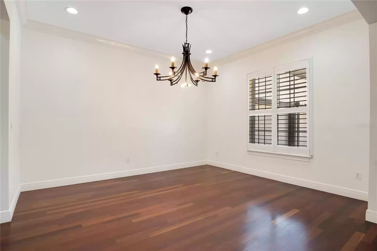 Dining room off of entry.